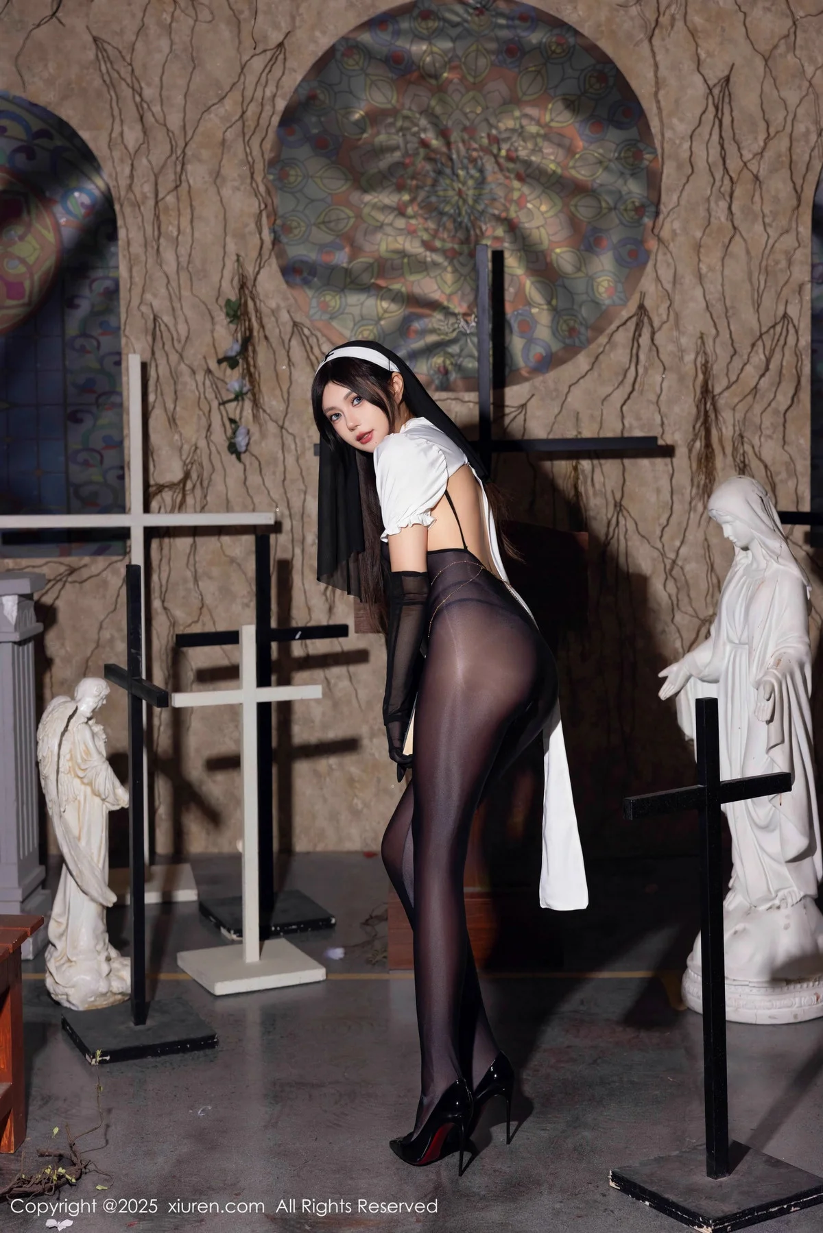 绮里嘉ula性感修女服饰配超薄连体黑丝秀完美身材绝美写真 第 6 张