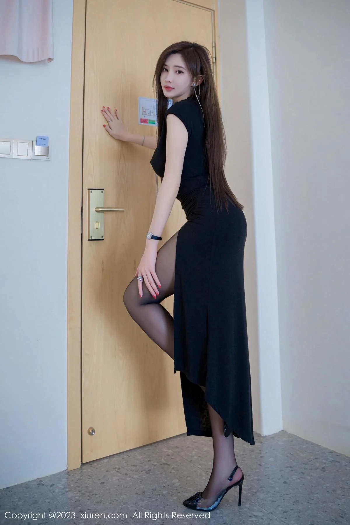 Carol周妍希性感黑色连衣裙露超薄黑丝秀丰满身材绝美写真 第 1 张