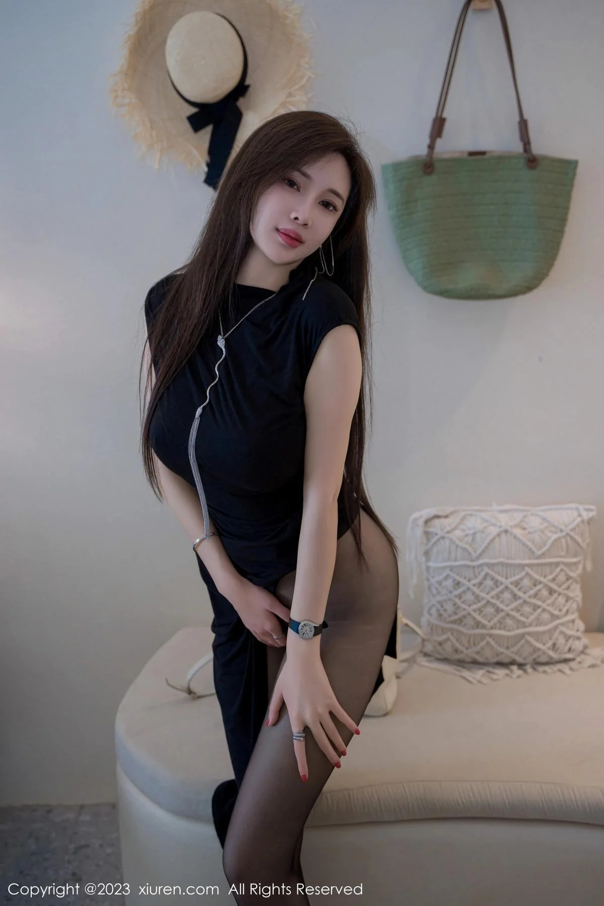 Carol周妍希性感黑色连衣裙露超薄黑丝秀丰满身材绝美写真 第 31 张
