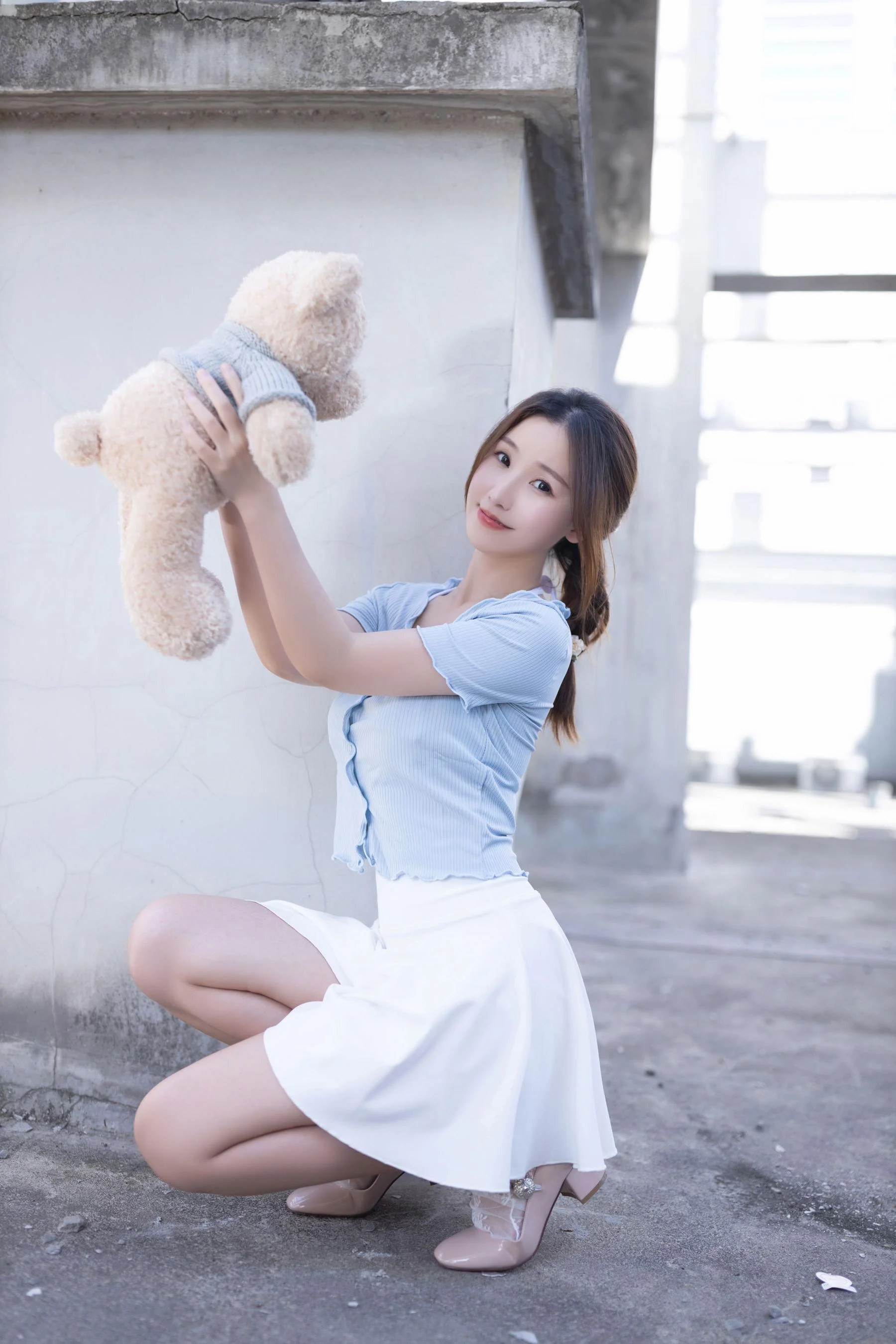 [秀人付费] 杏子 诱人私拍福利 天台 第 1 张