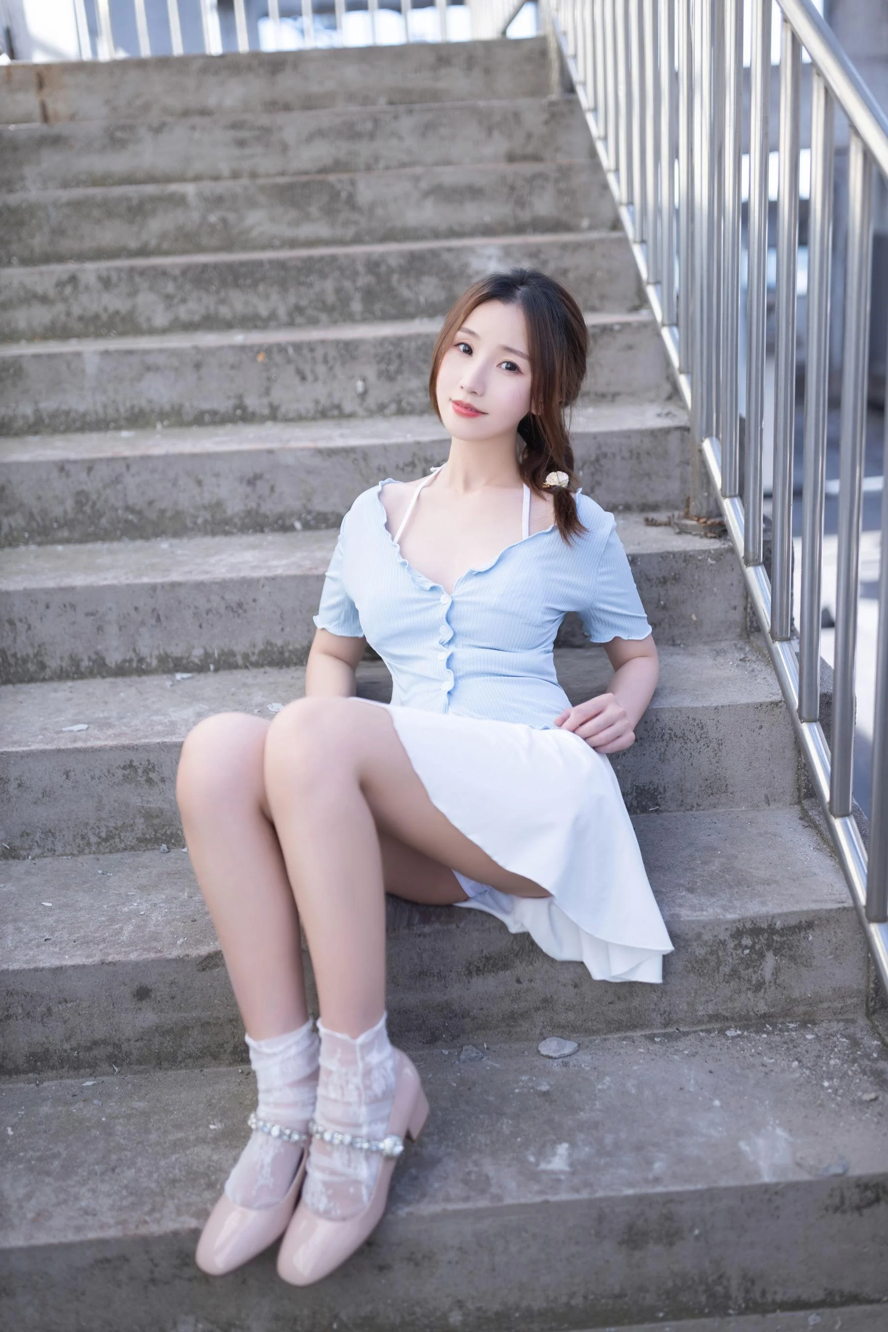 [秀人付费] 杏子 诱人私拍福利 天台 第 17 张