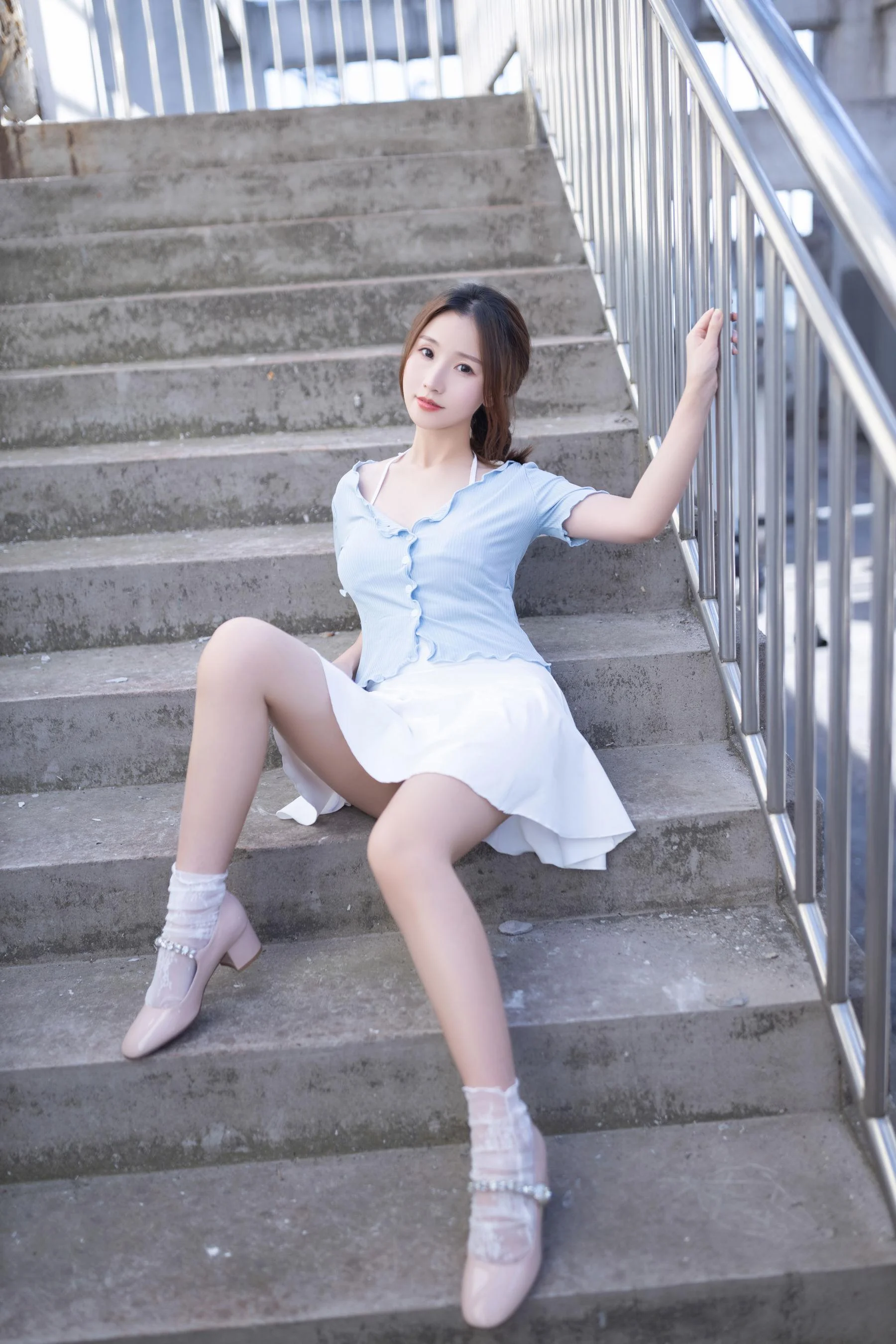 [秀人付费] 杏子 诱人私拍福利 天台 第 19 张