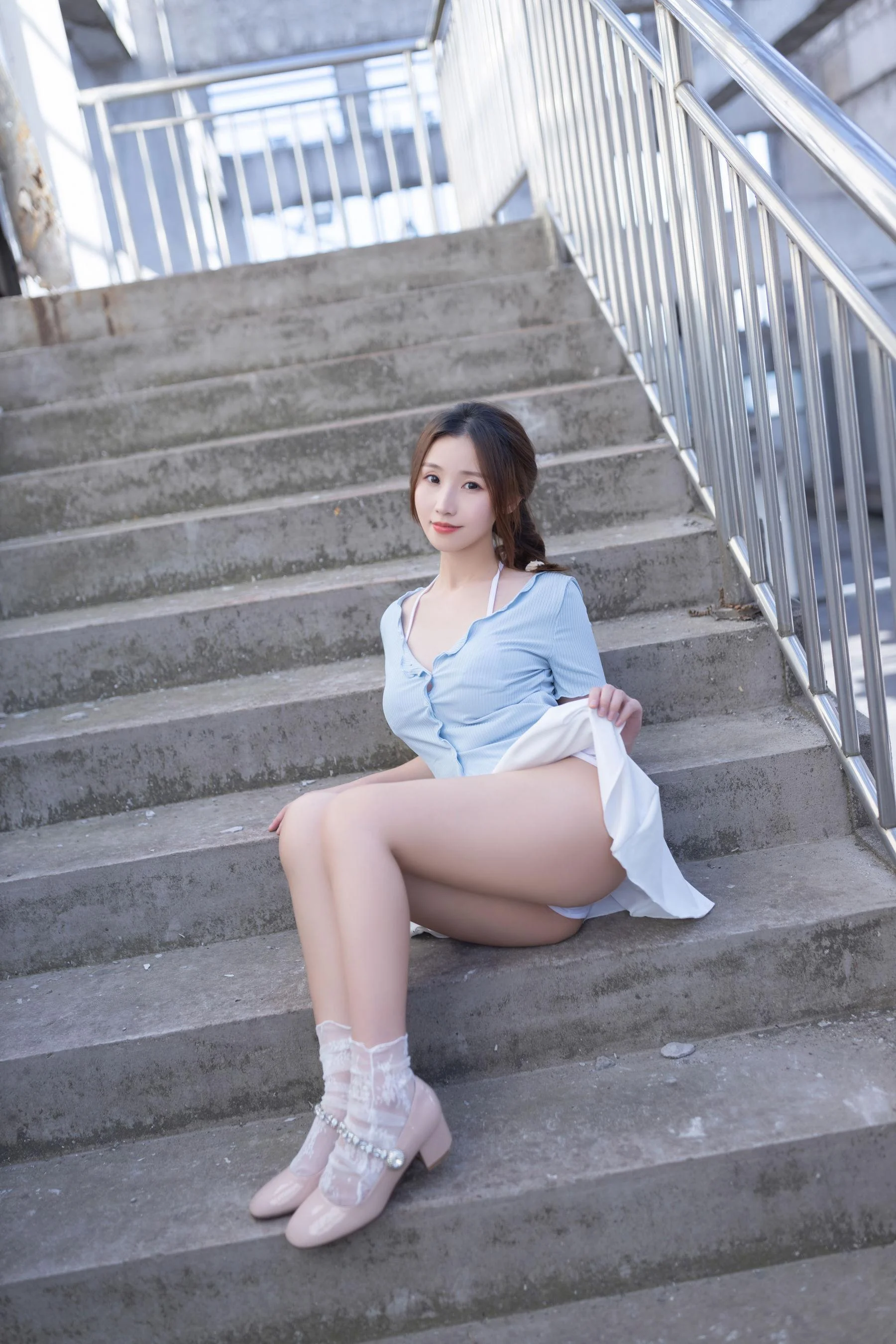 [秀人付费] 杏子 诱人私拍福利 天台 第 23 张