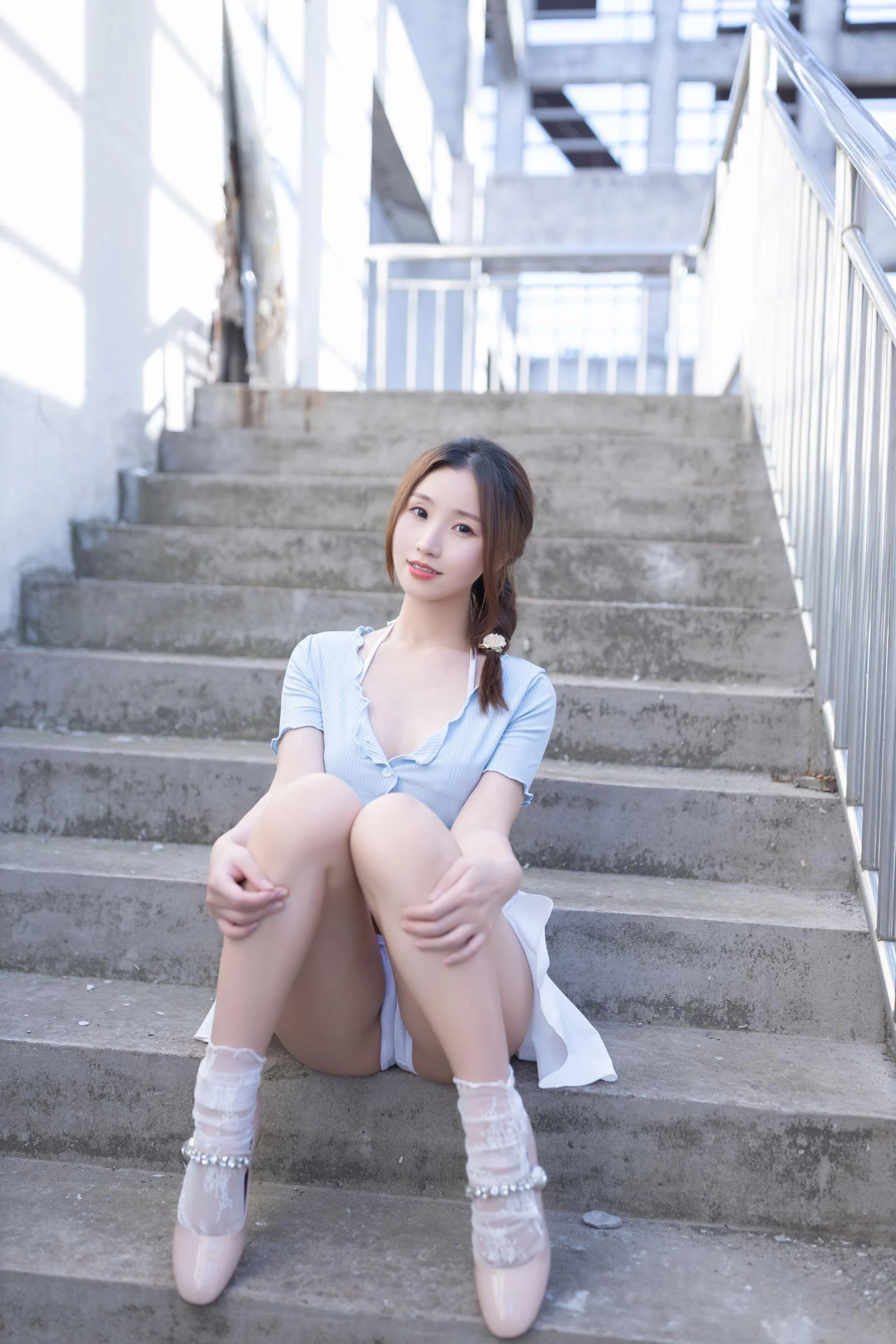 [秀人付费] 杏子 诱人私拍福利 天台 第 30 张