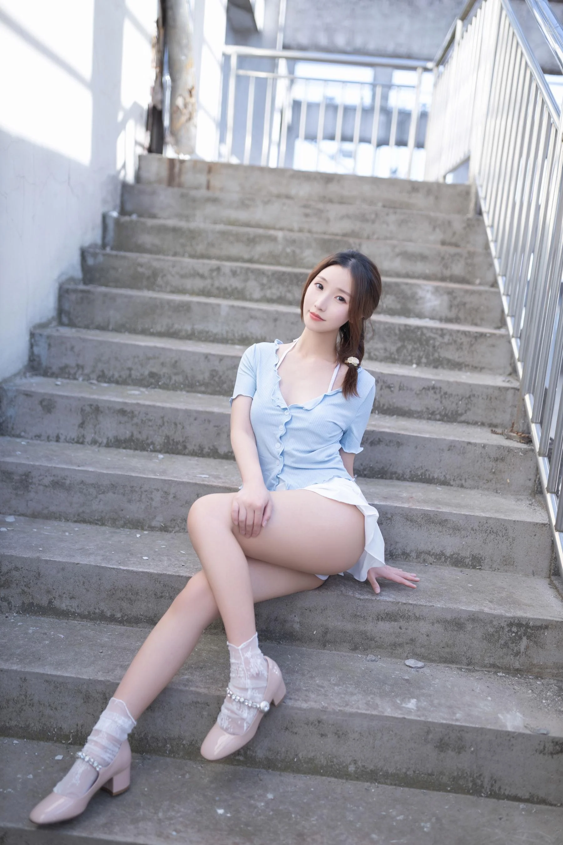 [秀人付费] 杏子 诱人私拍福利 天台 第 34 张