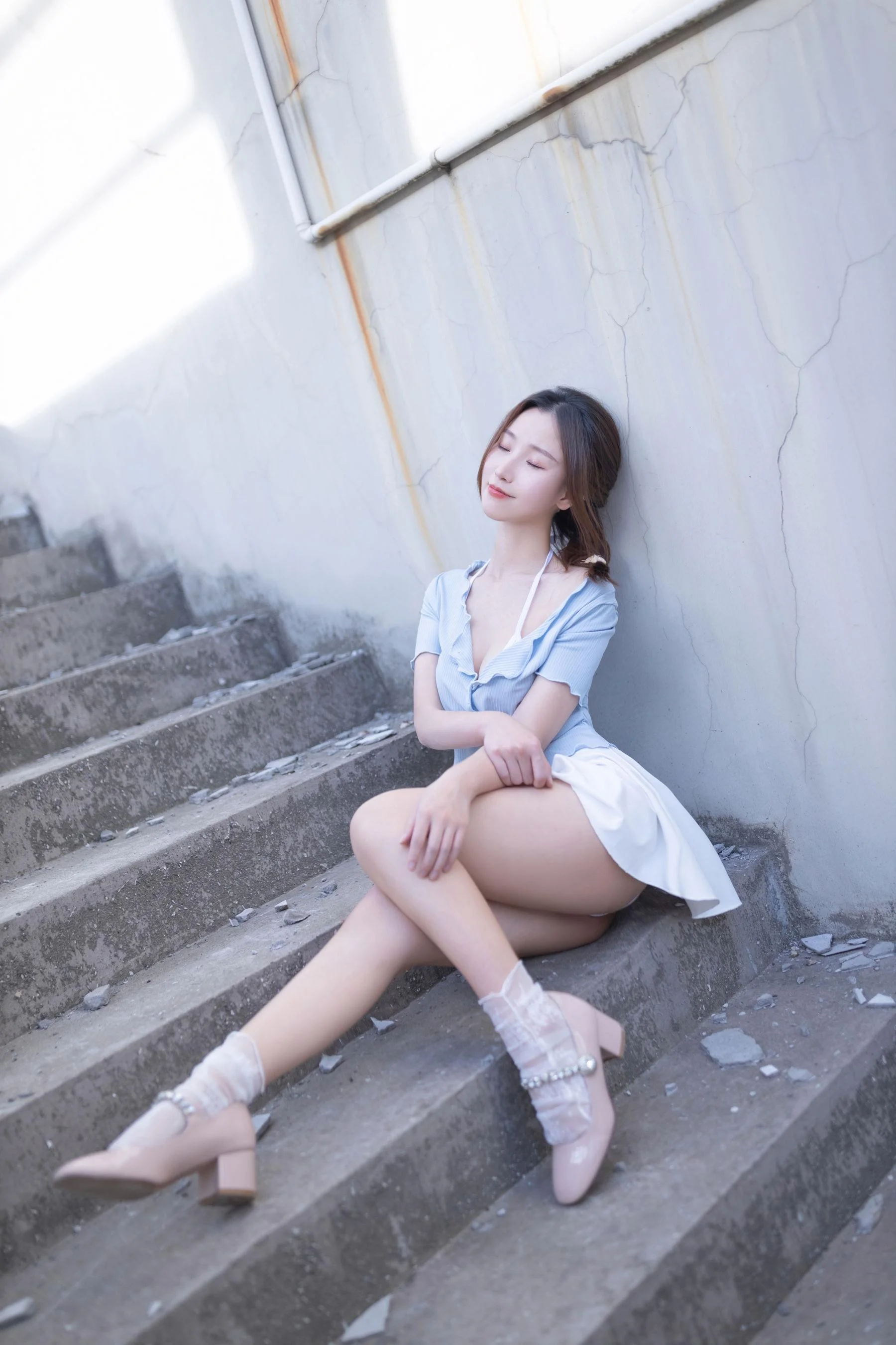 [秀人付费] 杏子 诱人私拍福利 天台 第 41 张