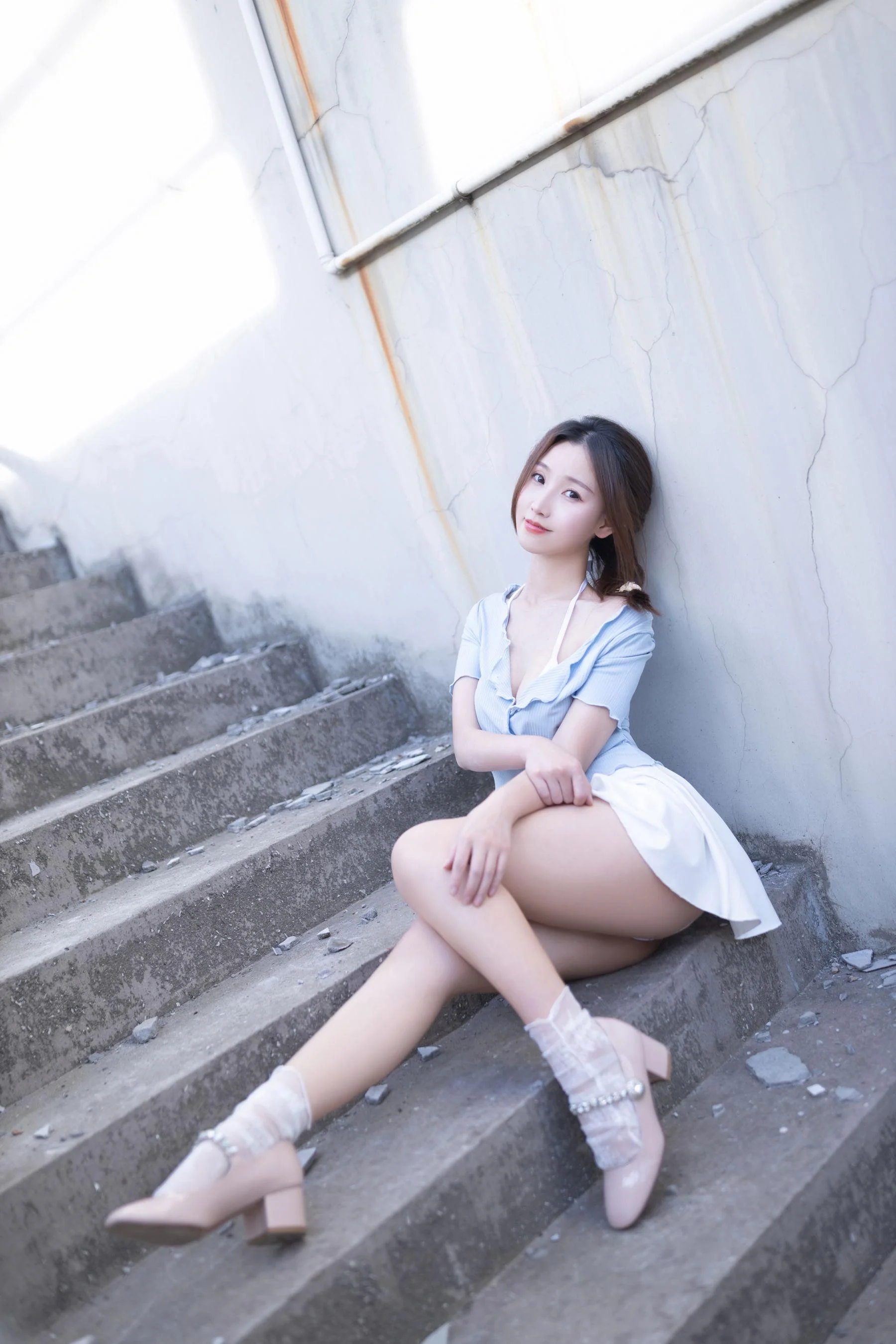 [秀人付费] 杏子 诱人私拍福利 天台 第 43 张