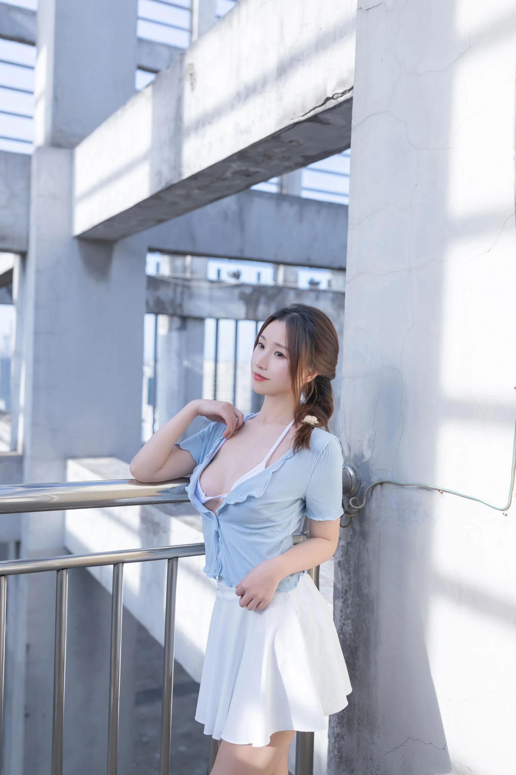 [秀人付费] 杏子 诱人私拍福利 天台 第 56 张