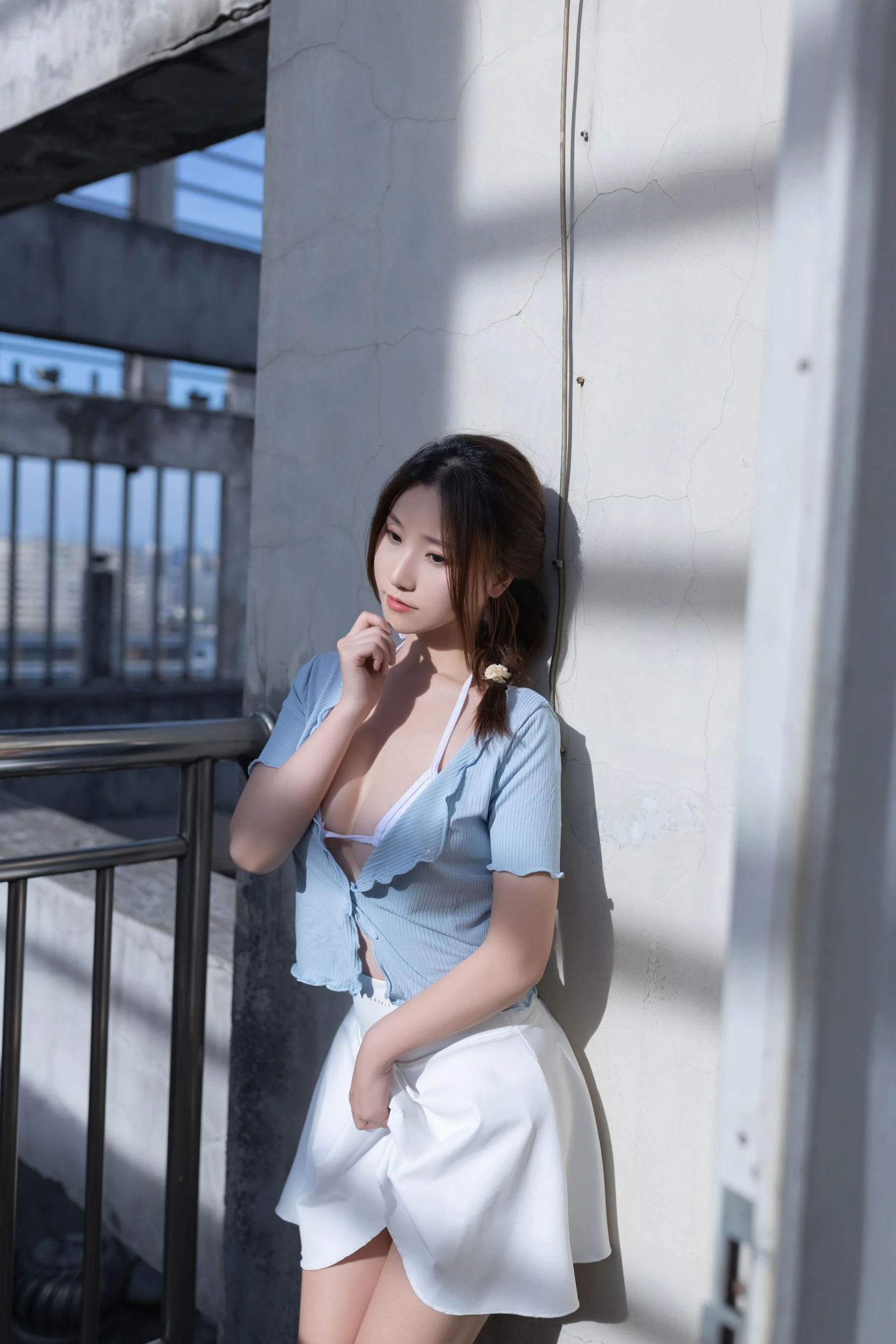 [秀人付费] 杏子 诱人私拍福利 天台 第 61 张
