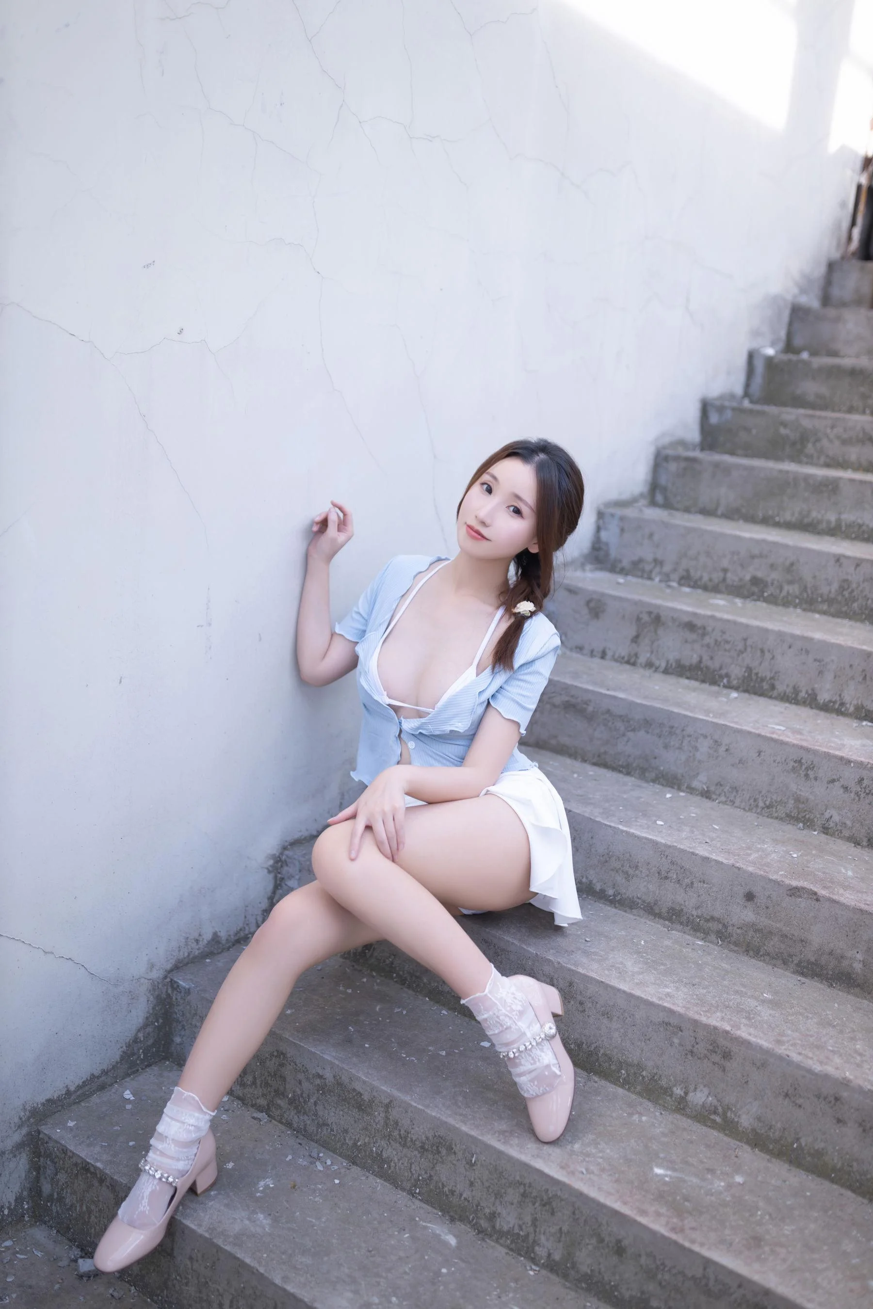 [秀人付费] 杏子 诱人私拍福利 天台 第 70 张