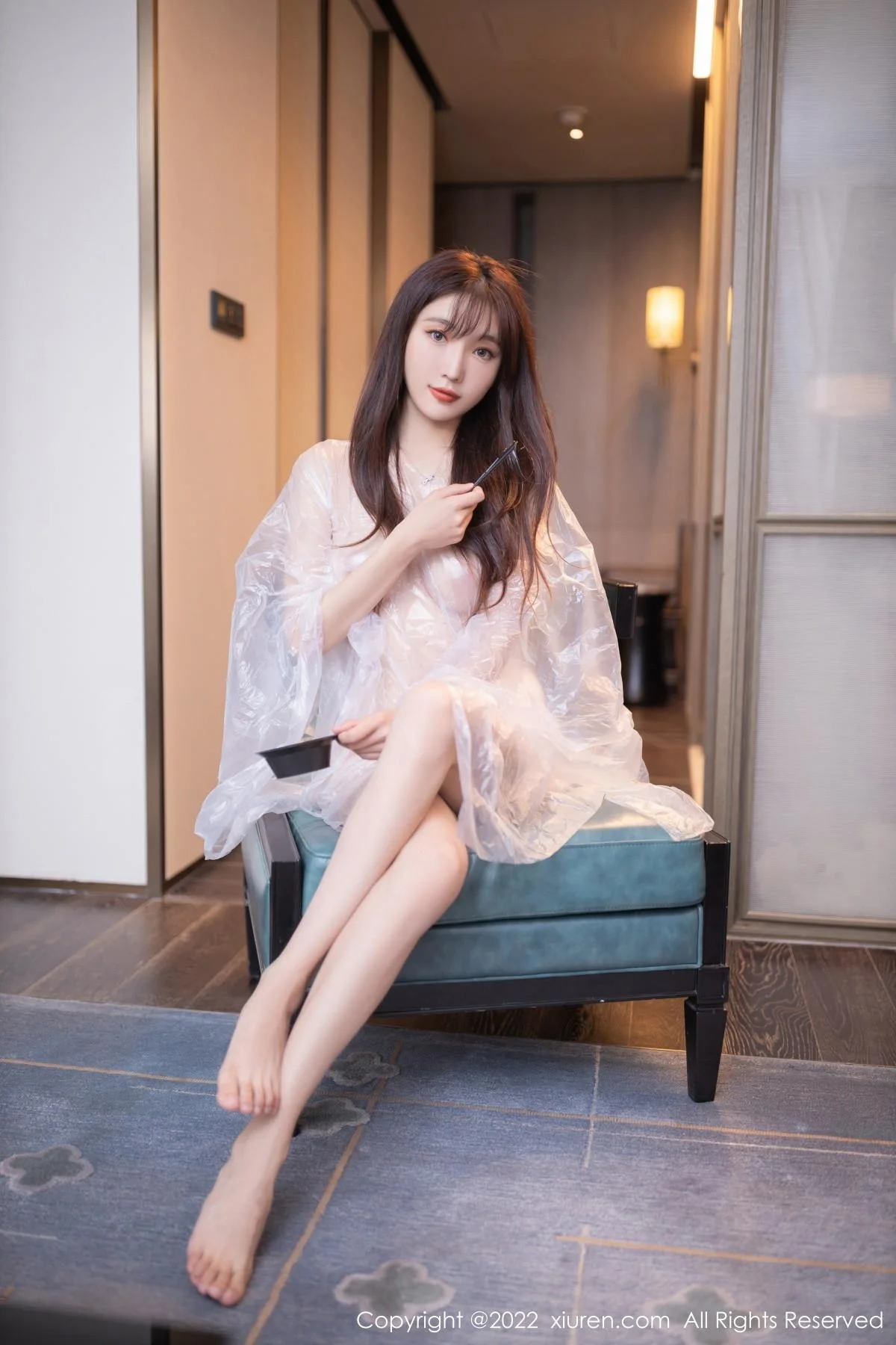 陆萱萱北京旅拍染发主题白色薄透胶衣秀火辣身材绝美写真 第 3 张