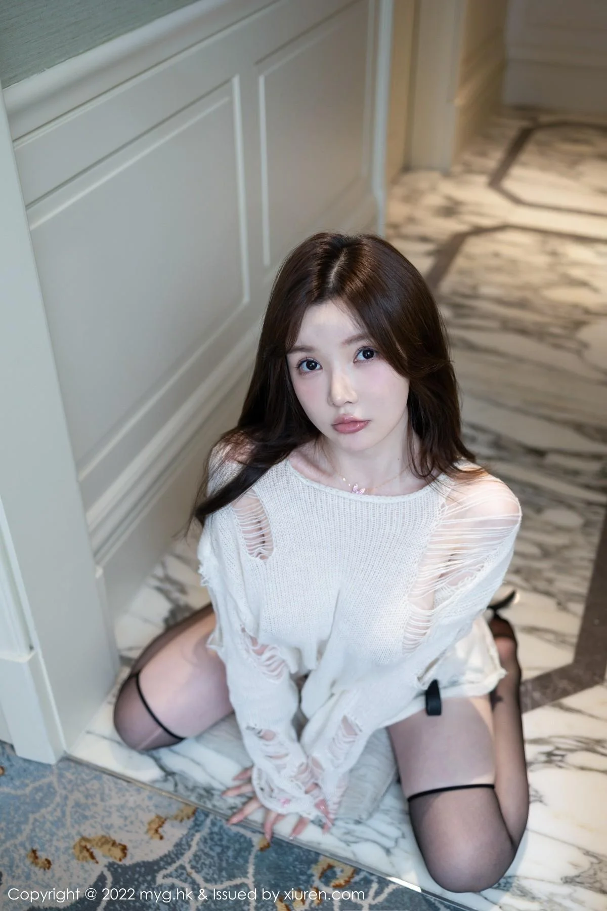 糯美子私房白色轻透宽松上衣配黑丝袜秀完美身材绝美写真 第 27 张