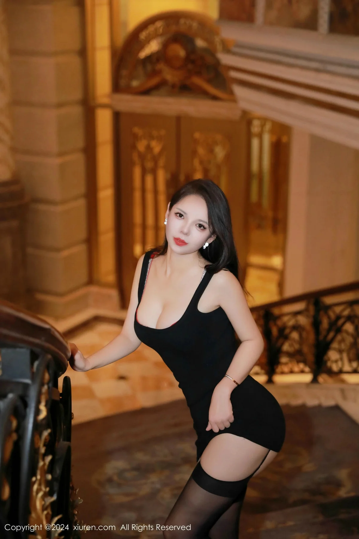 大美妞儿黑色连衣短裙露红色内衣配黑丝吊袜秀美腿绝美写真 第 13 张