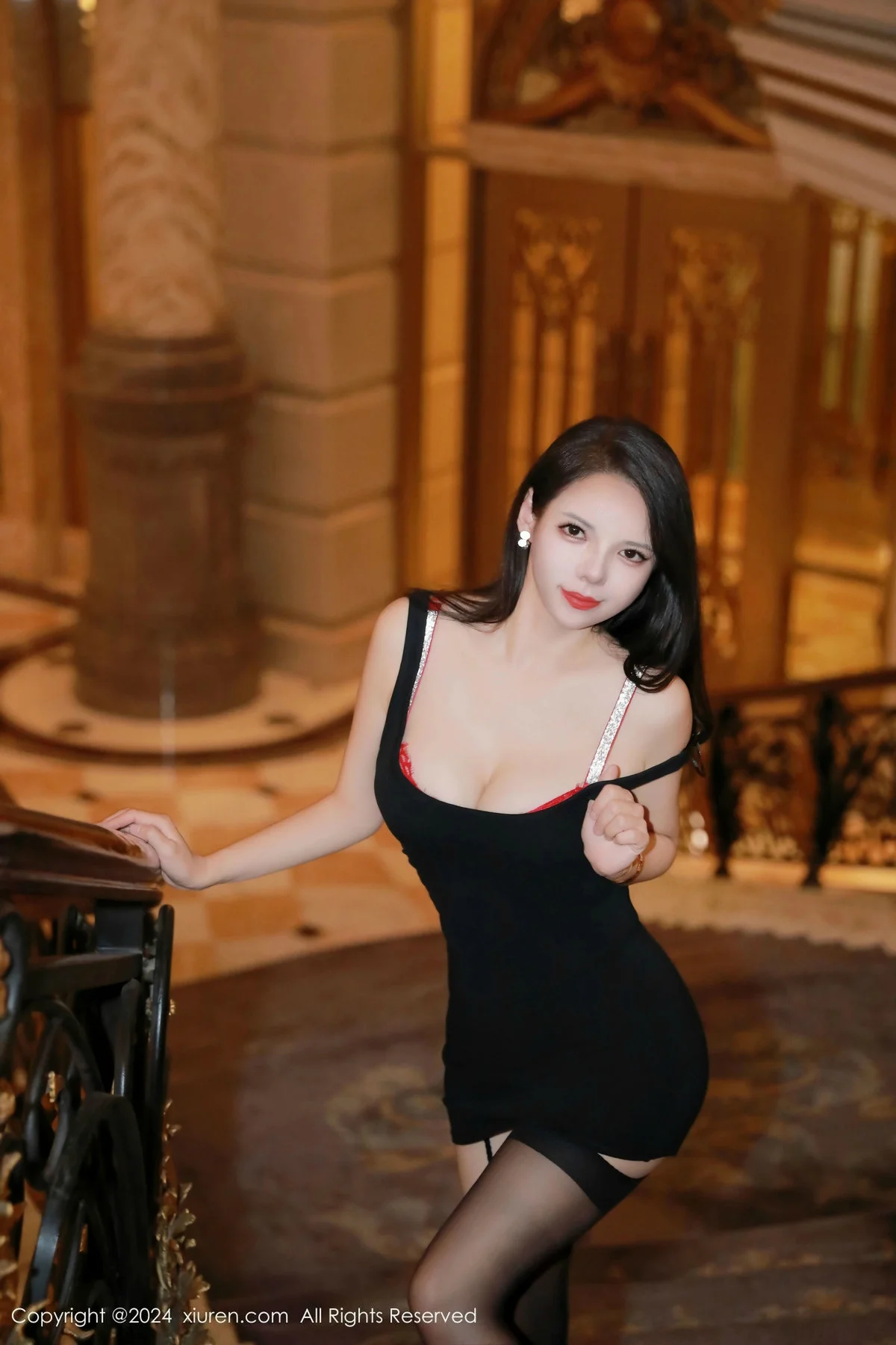 大美妞儿黑色连衣短裙露红色内衣配黑丝吊袜秀美腿绝美写真 第 16 张