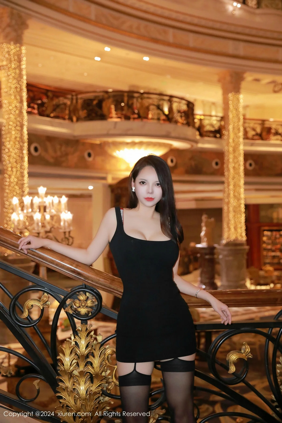 大美妞儿黑色连衣短裙露红色内衣配黑丝吊袜秀美腿绝美写真 第 6 张