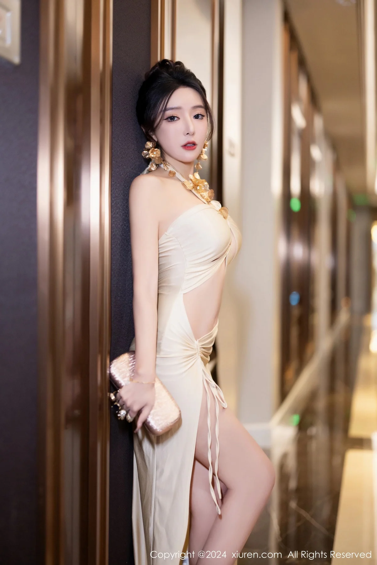 王馨瑶yanni淡黄露肩礼裙+灰色轻透情趣睡裙完美绝美写真 第 5 张