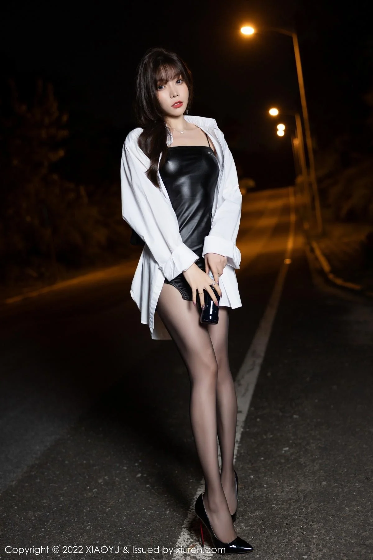 芝芝Booty户外脱性感白T露黑色皮质吊带配无内黑丝绝美写真 第 15 张