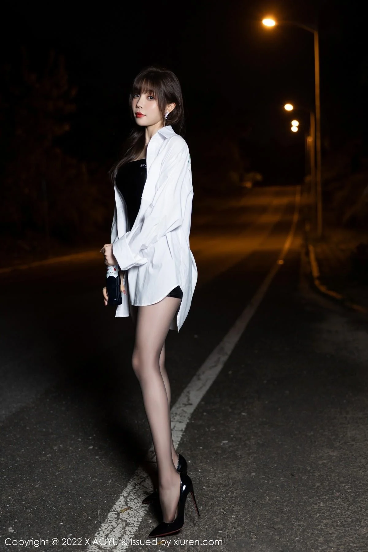 芝芝Booty户外脱性感白T露黑色皮质吊带配无内黑丝绝美写真 第 24 张