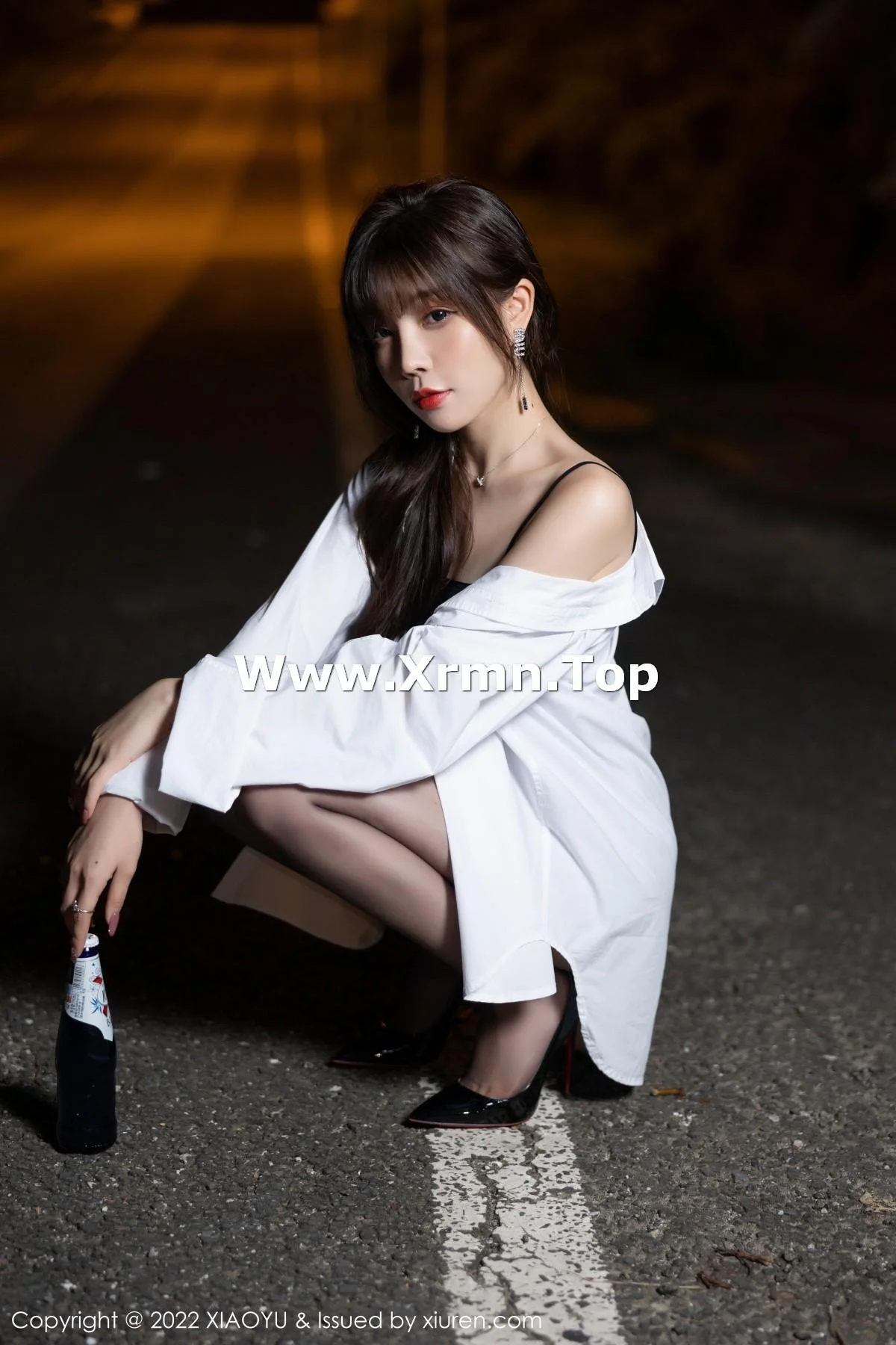 芝芝Booty户外脱性感白T露黑色皮质吊带配无内黑丝绝美写真 第 41 张