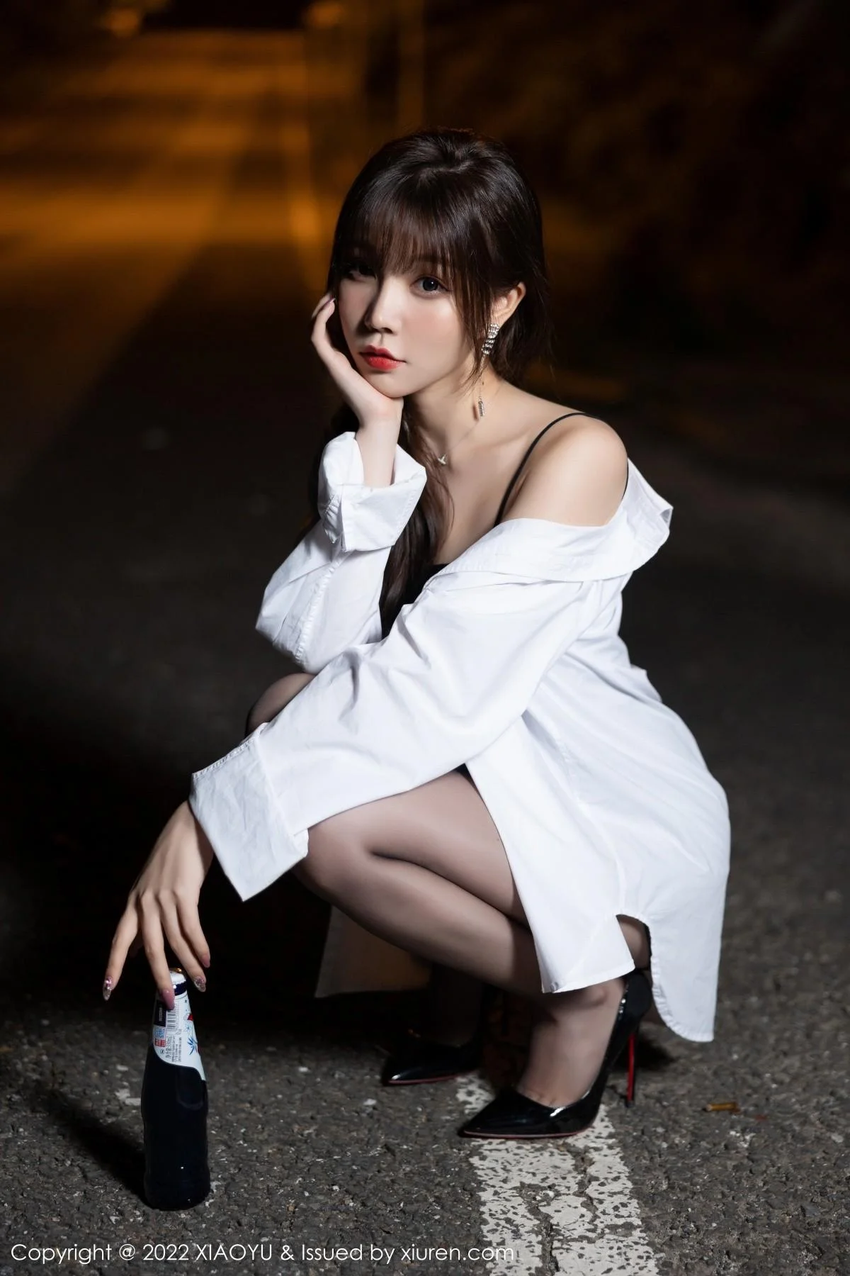 芝芝Booty户外脱性感白T露黑色皮质吊带配无内黑丝绝美写真 第 44 张