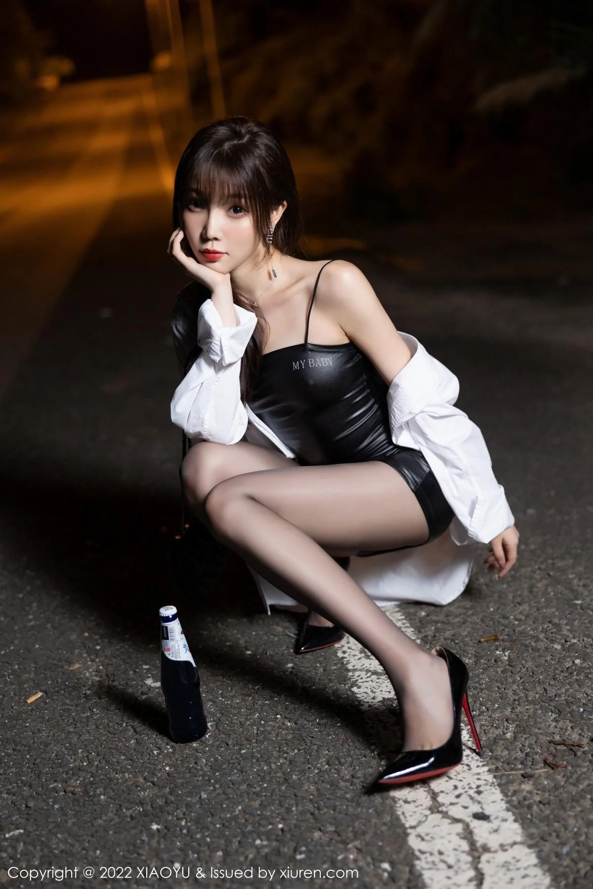 芝芝Booty户外脱性感白T露黑色皮质吊带配无内黑丝绝美写真 第 45 张