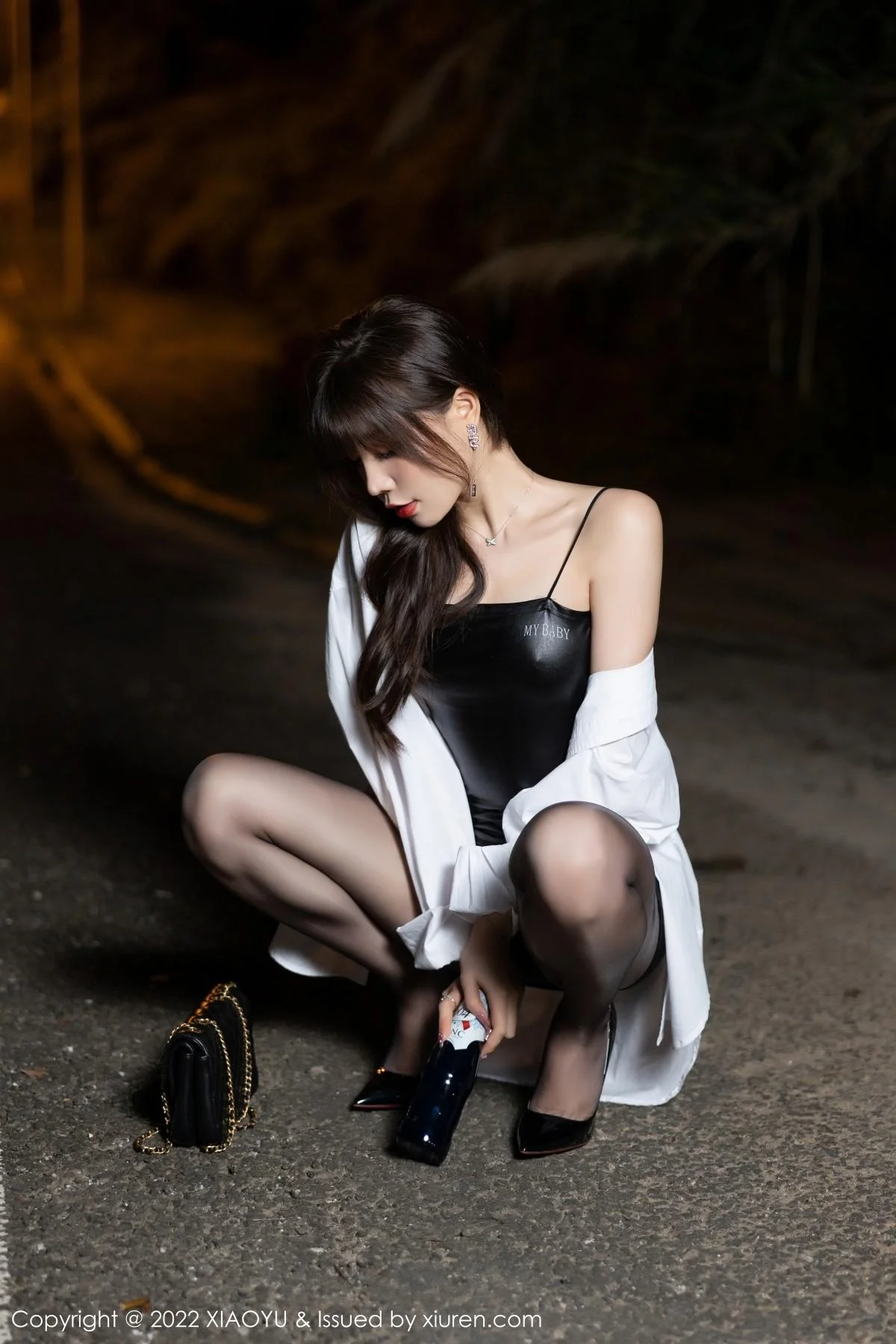 芝芝Booty户外脱性感白T露黑色皮质吊带配无内黑丝绝美写真 第 53 张