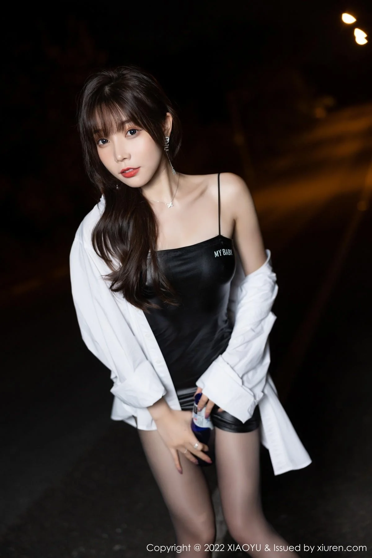 芝芝Booty户外脱性感白T露黑色皮质吊带配无内黑丝绝美写真 第 80 张