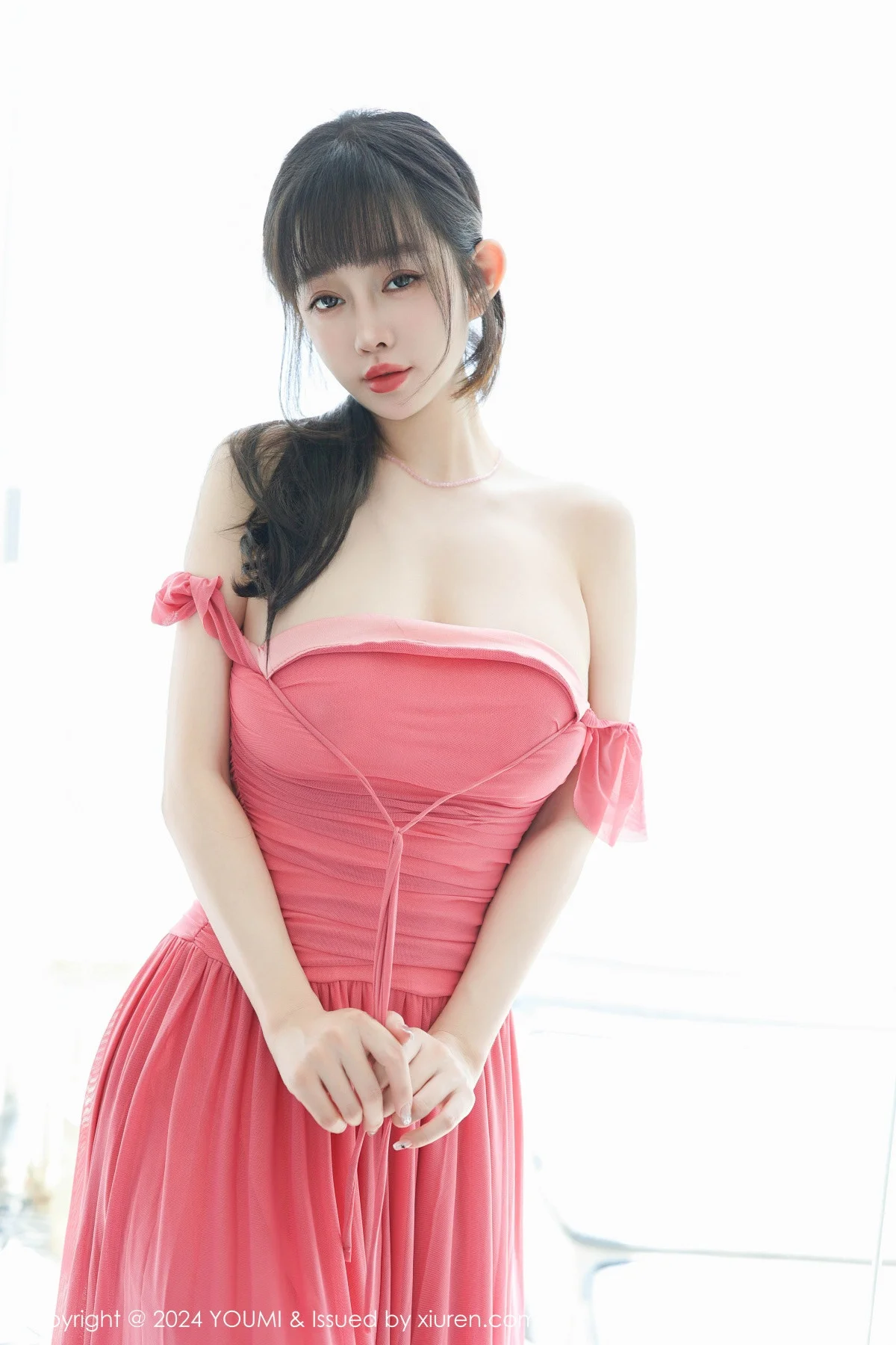 王雨纯性感红色露肩连衣长裙配超薄肉丝秀曼妙身姿绝美写真 第 59 张