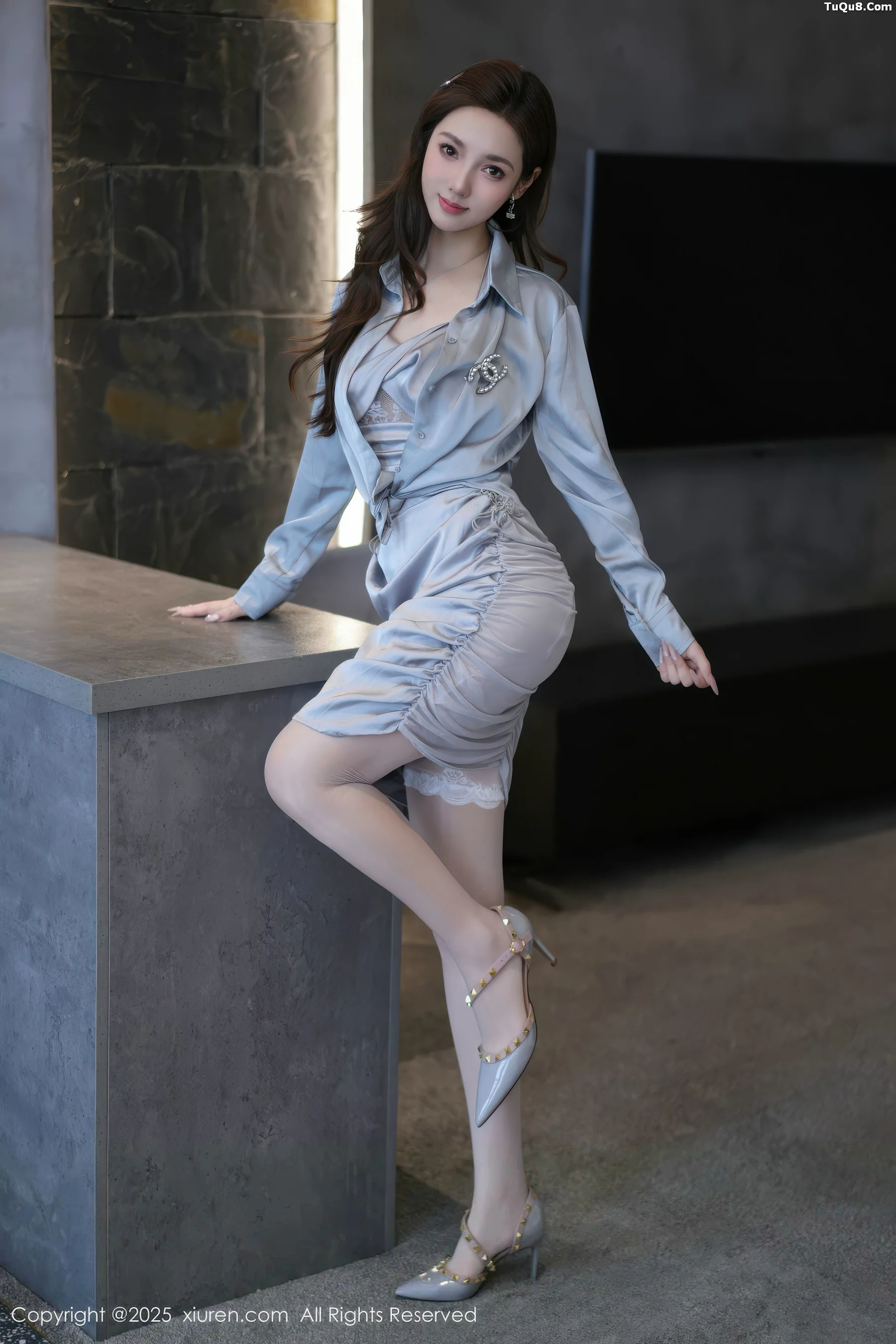 Twins-桃桃性感浅色连衣短裙配白丝吊袜秀曼妙身姿绝美写真 第 4 张