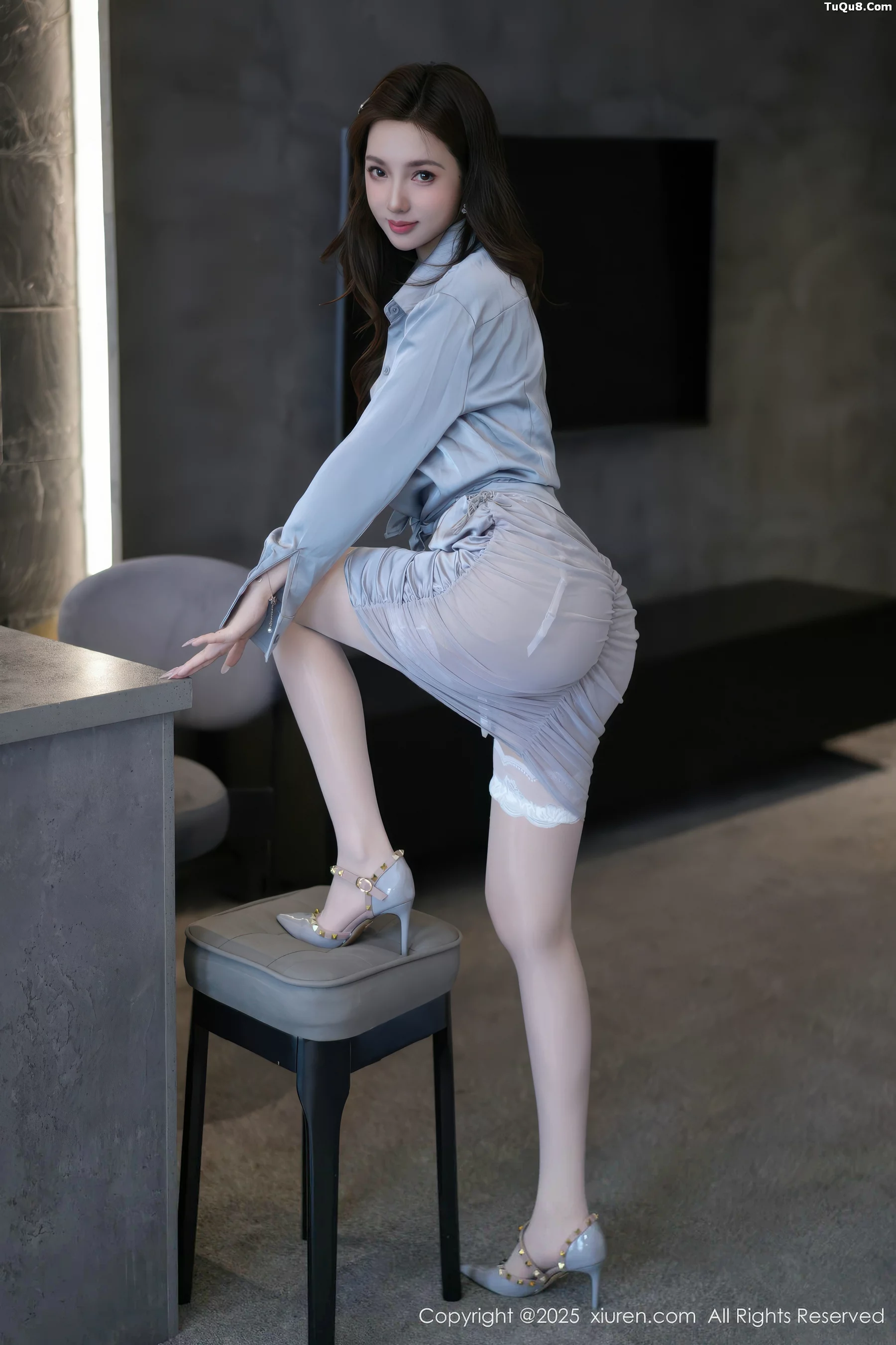 Twins-桃桃性感浅色连衣短裙配白丝吊袜秀曼妙身姿绝美写真 第 7 张