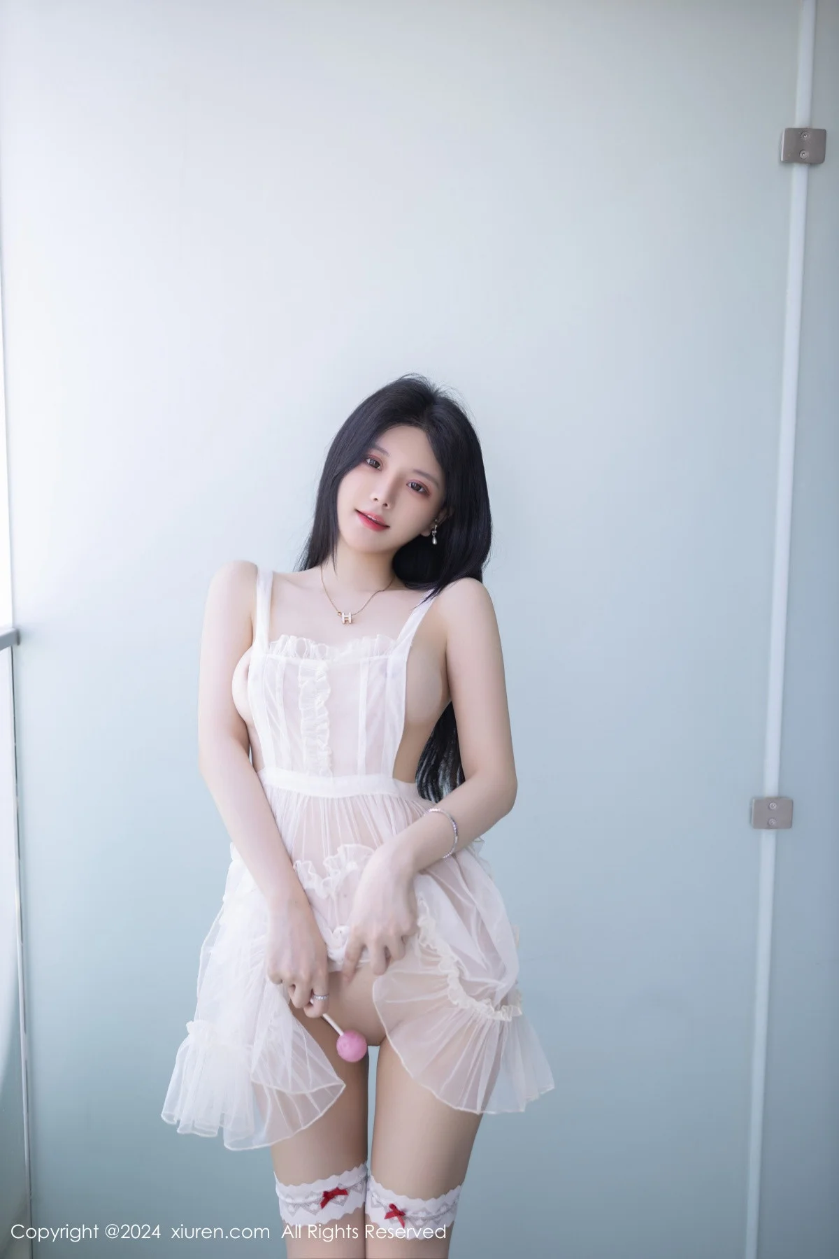 幼幼私房性感白色轻透连衣短裙配白丝袜秀完美身材绝美写真 第 2 张