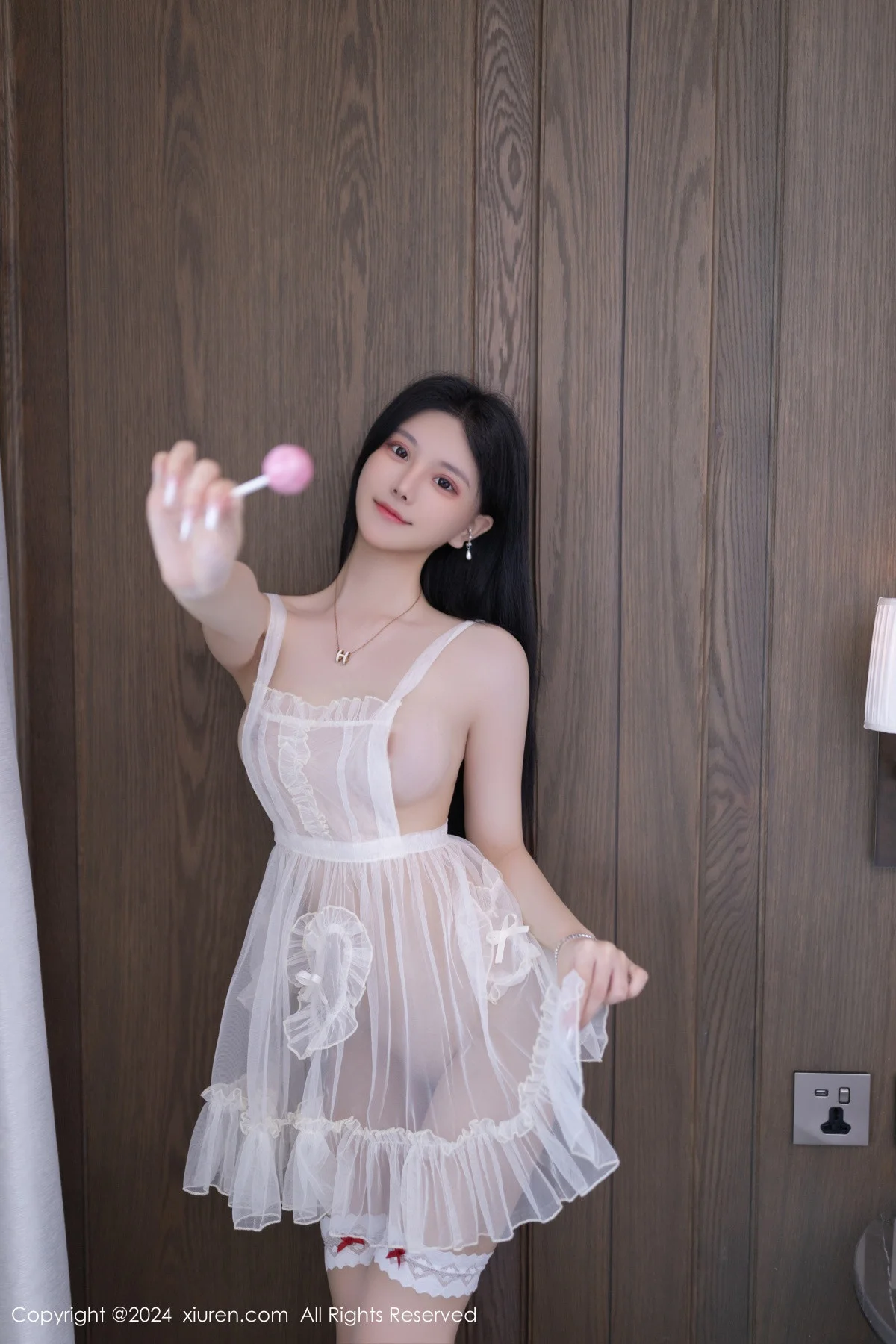 幼幼私房性感白色轻透连衣短裙配白丝袜秀完美身材绝美写真 第 5 张