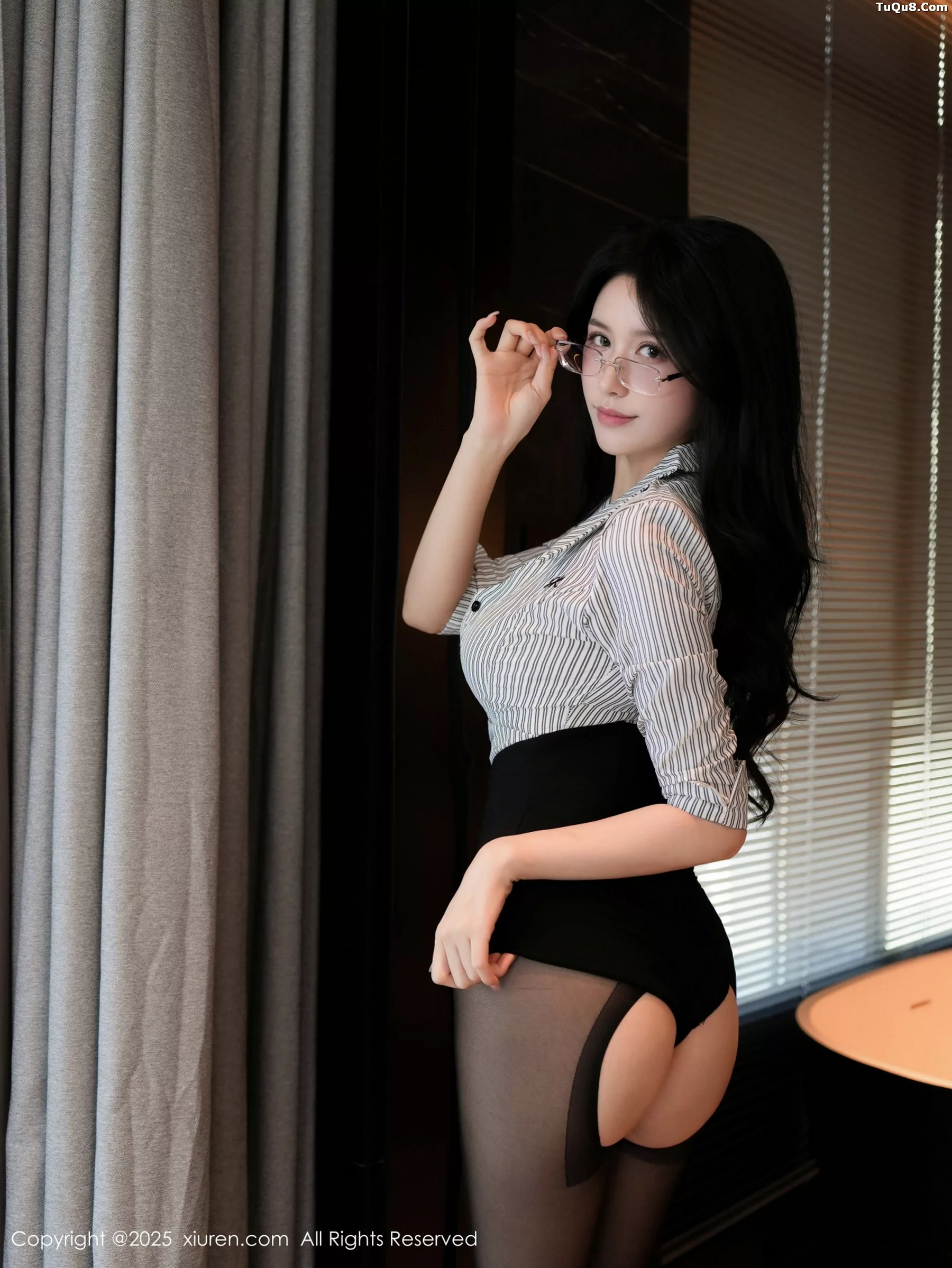 shelly诗莉吖性感OL服饰露白色内衣配超薄黑丝秀美腿绝美写真 第 33 张