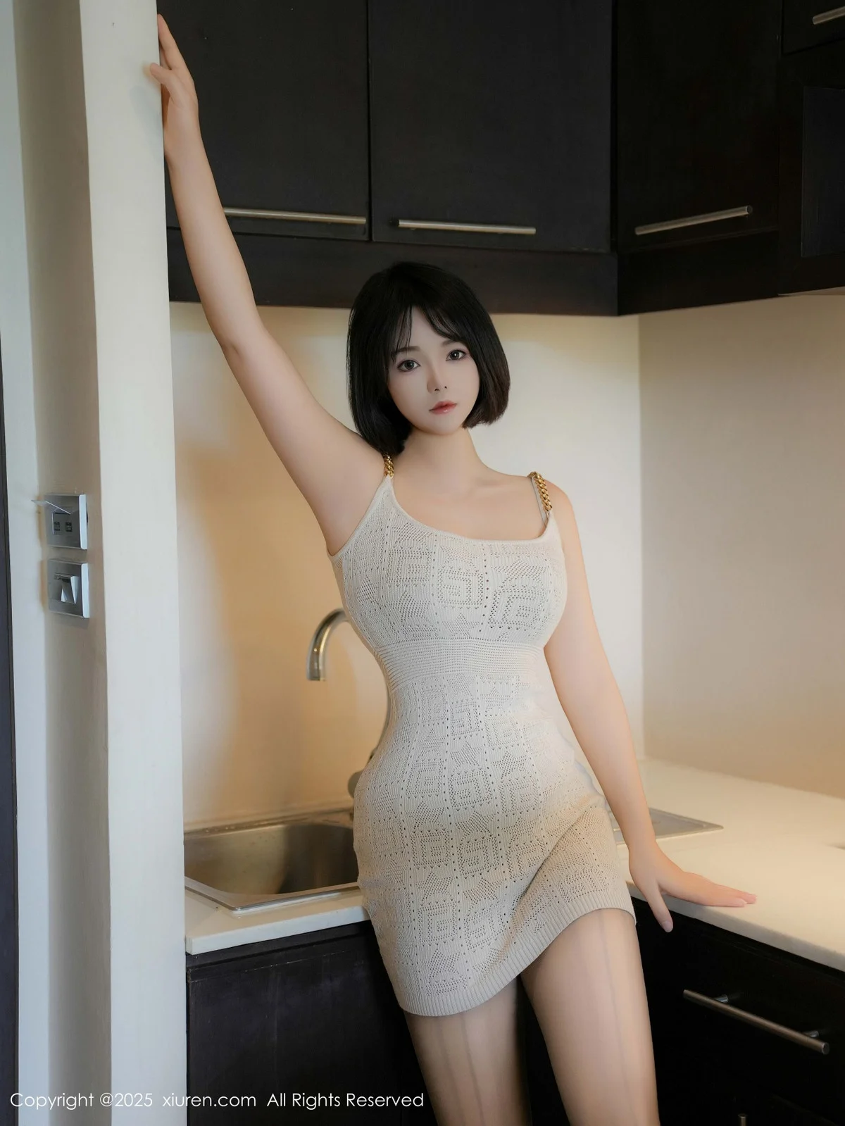 桃色奶酪性感白连衣短裙配超薄灰丝秀曼妙身材迷人绝美写真 第 13 张