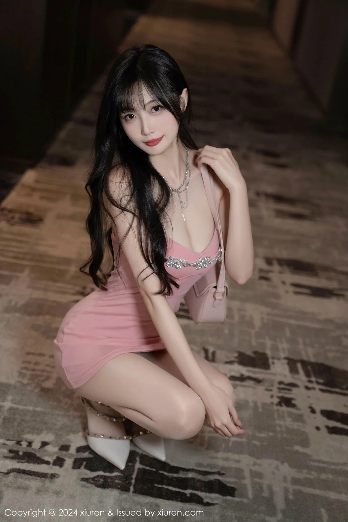 林星阑性感粉色吊带裙+兔子装情趣内衣秀曼妙身姿绝美写真 第 2 张