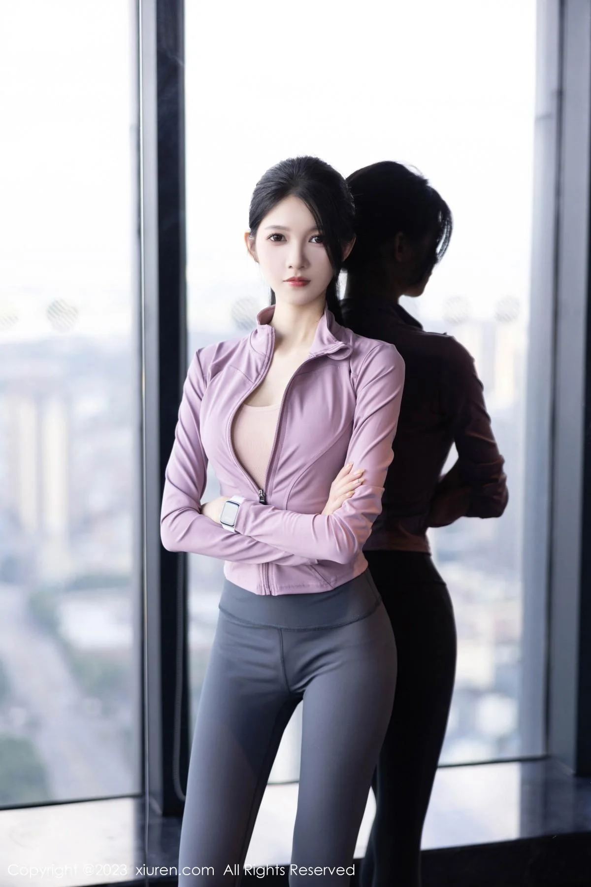 程程程健身房紫灰色上衣配灰色运动裤秀曼妙身姿绝美写真 第 10 张