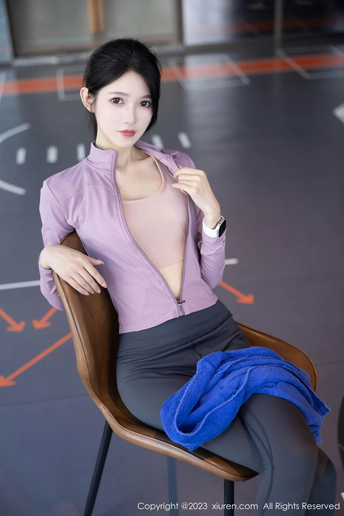 程程程健身房紫灰色上衣配灰色运动裤秀曼妙身姿绝美写真 第 11 张