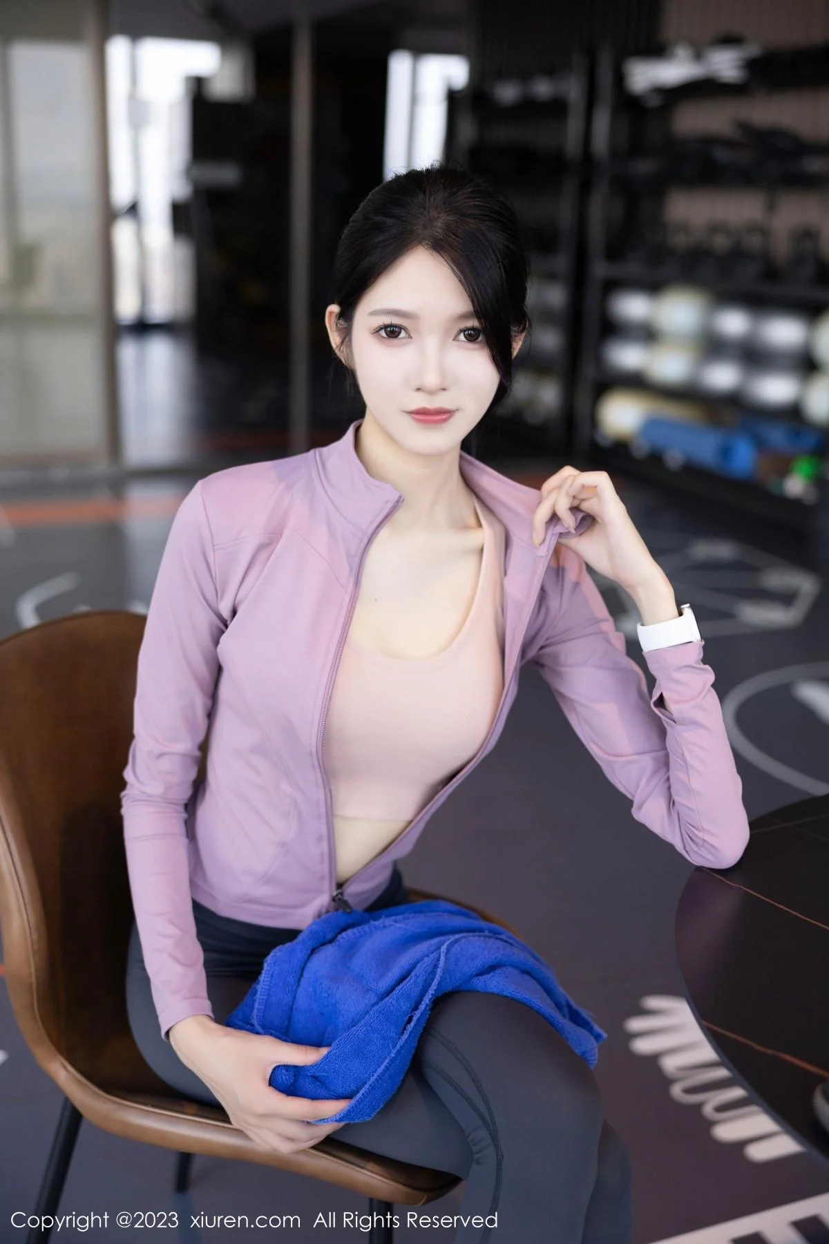 程程程健身房紫灰色上衣配灰色运动裤秀曼妙身姿绝美写真 第 12 张
