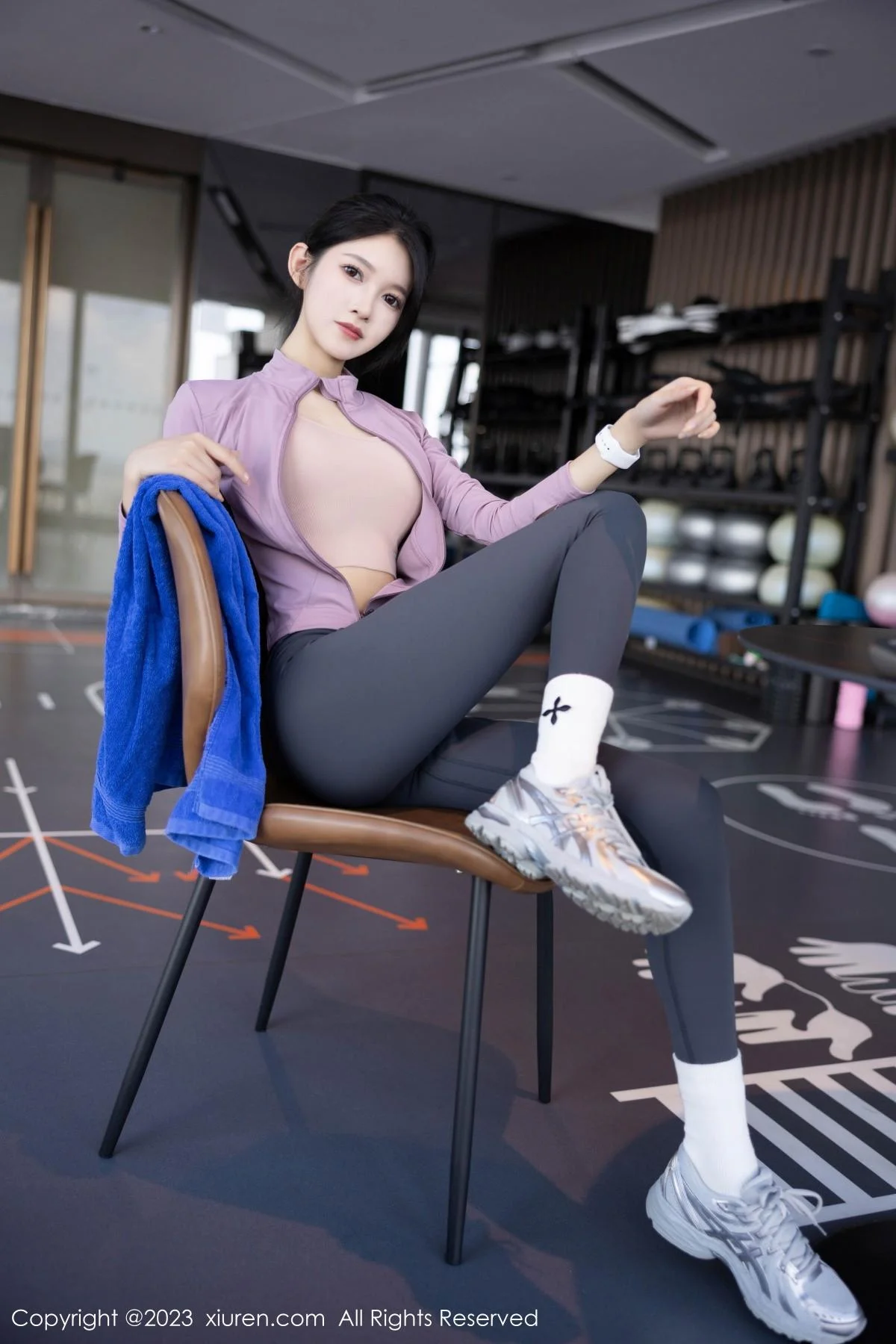 程程程健身房紫灰色上衣配灰色运动裤秀曼妙身姿绝美写真 第 14 张