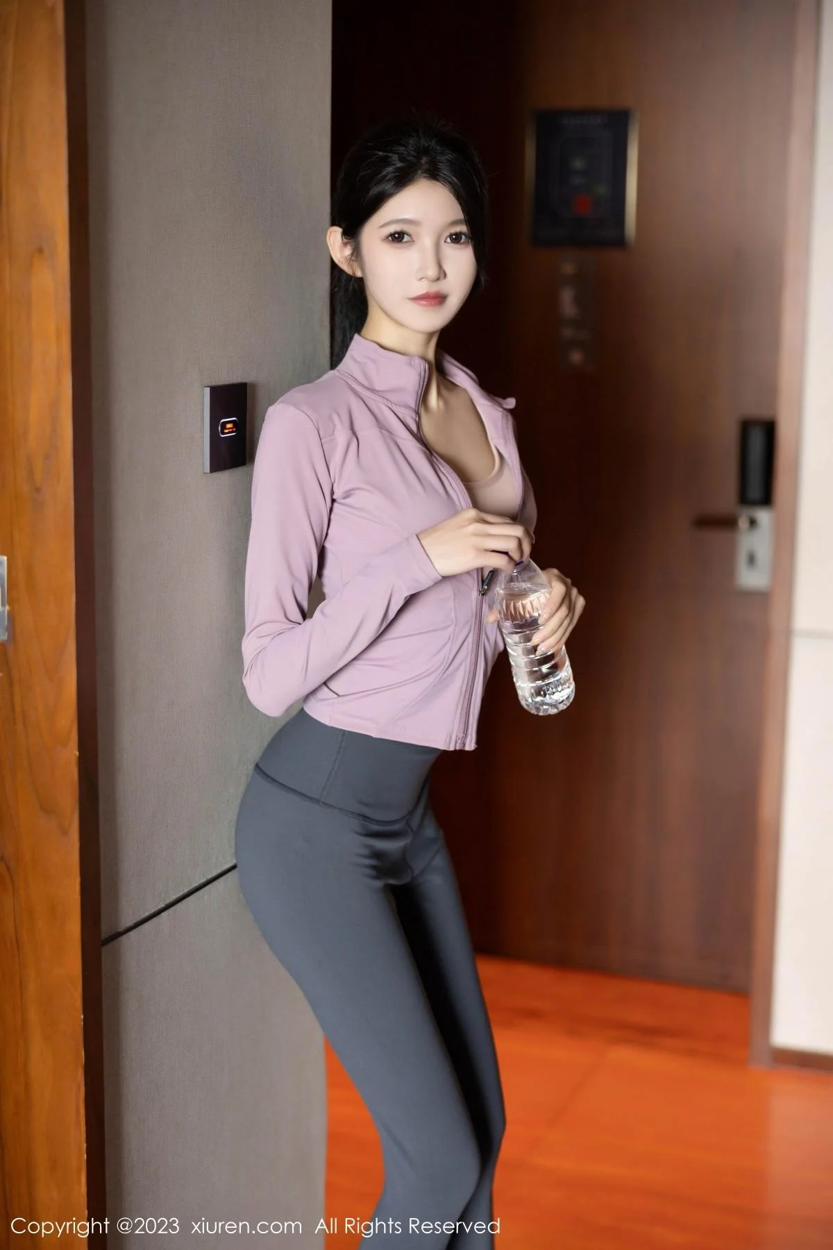 程程程健身房紫灰色上衣配灰色运动裤秀曼妙身姿绝美写真 第 15 张