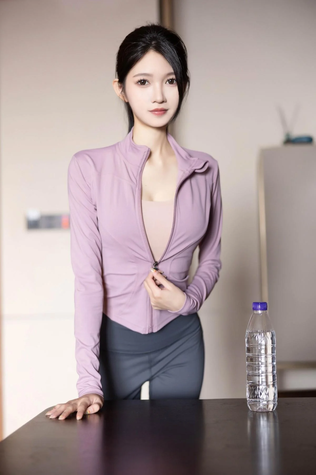 程程程健身房紫灰色上衣配灰色运动裤秀曼妙身姿绝美写真 第 17 张