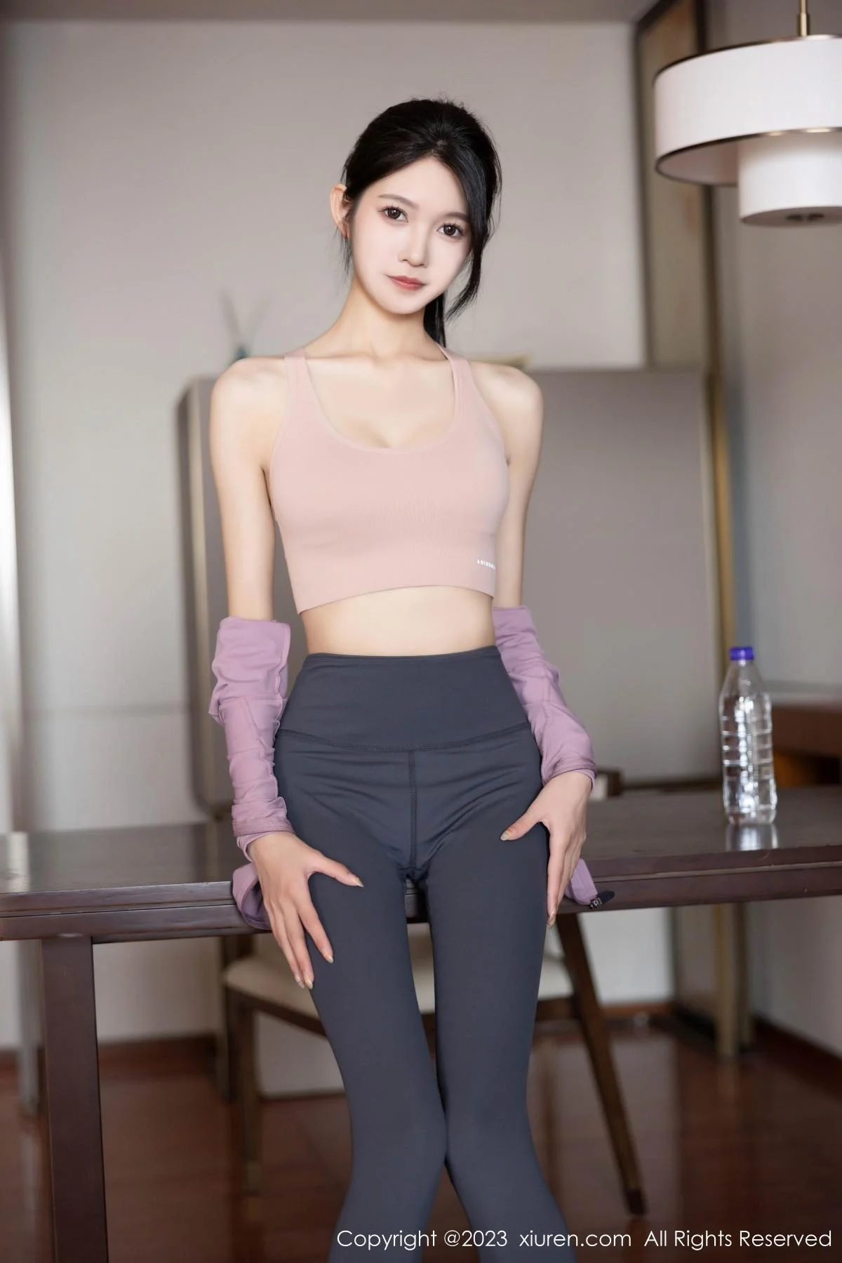 程程程健身房紫灰色上衣配灰色运动裤秀曼妙身姿绝美写真 第 23 张