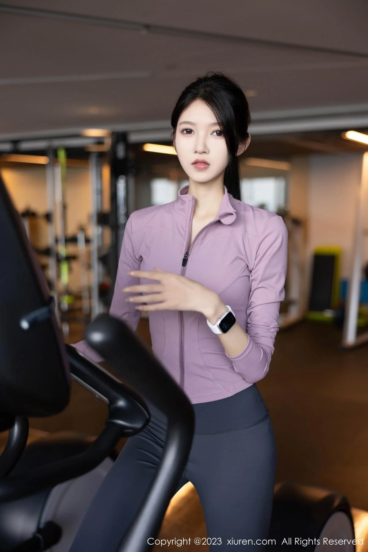 程程程健身房紫灰色上衣配灰色运动裤秀曼妙身姿绝美写真 第 3 张