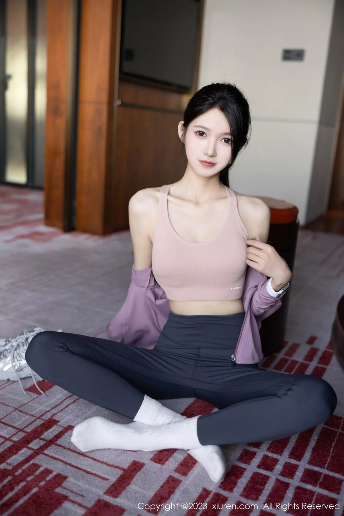 程程程健身房紫灰色上衣配灰色运动裤秀曼妙身姿绝美写真 第 30 张