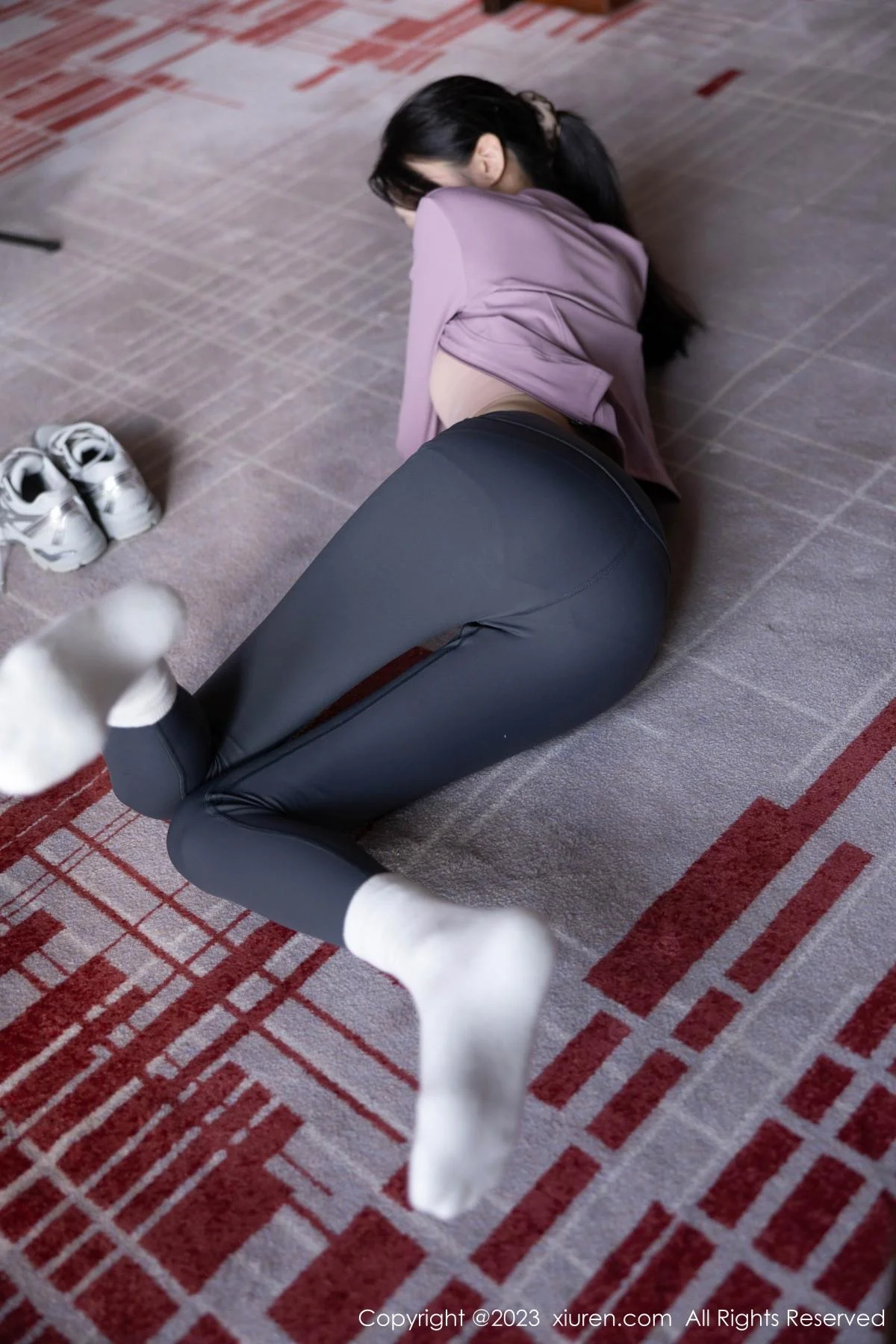 程程程健身房紫灰色上衣配灰色运动裤秀曼妙身姿绝美写真 第 32 张