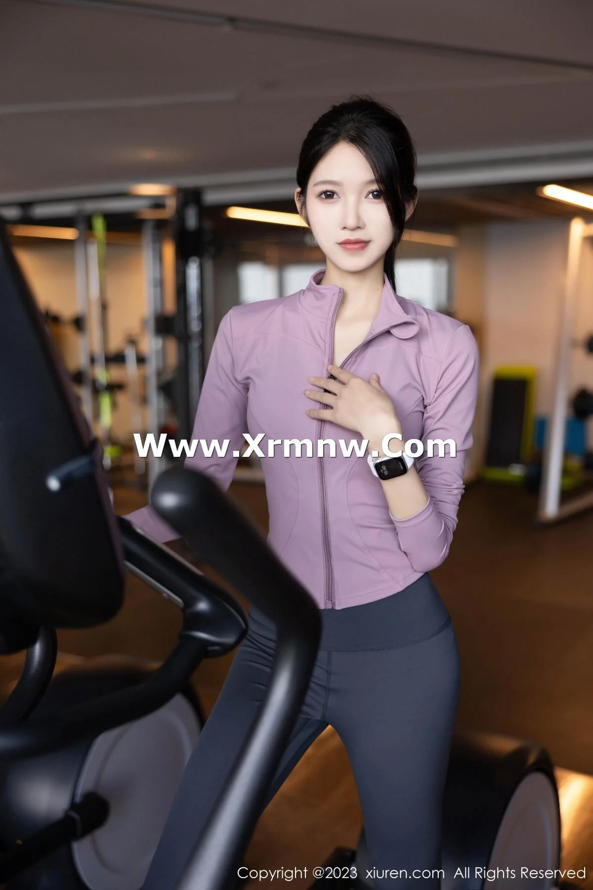 程程程健身房紫灰色上衣配灰色运动裤秀曼妙身姿绝美写真 第 4 张