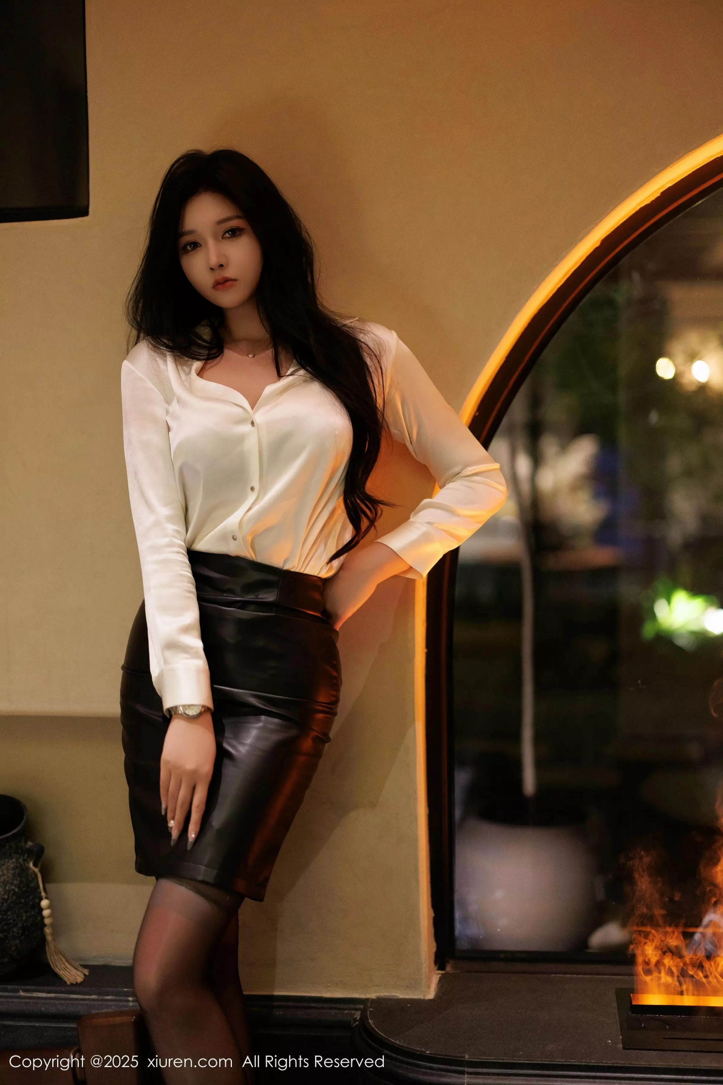 娜比性感白色衬衫配黑短裙露魅惑黑丝秀凹凸身材绝美写真 第 36 张