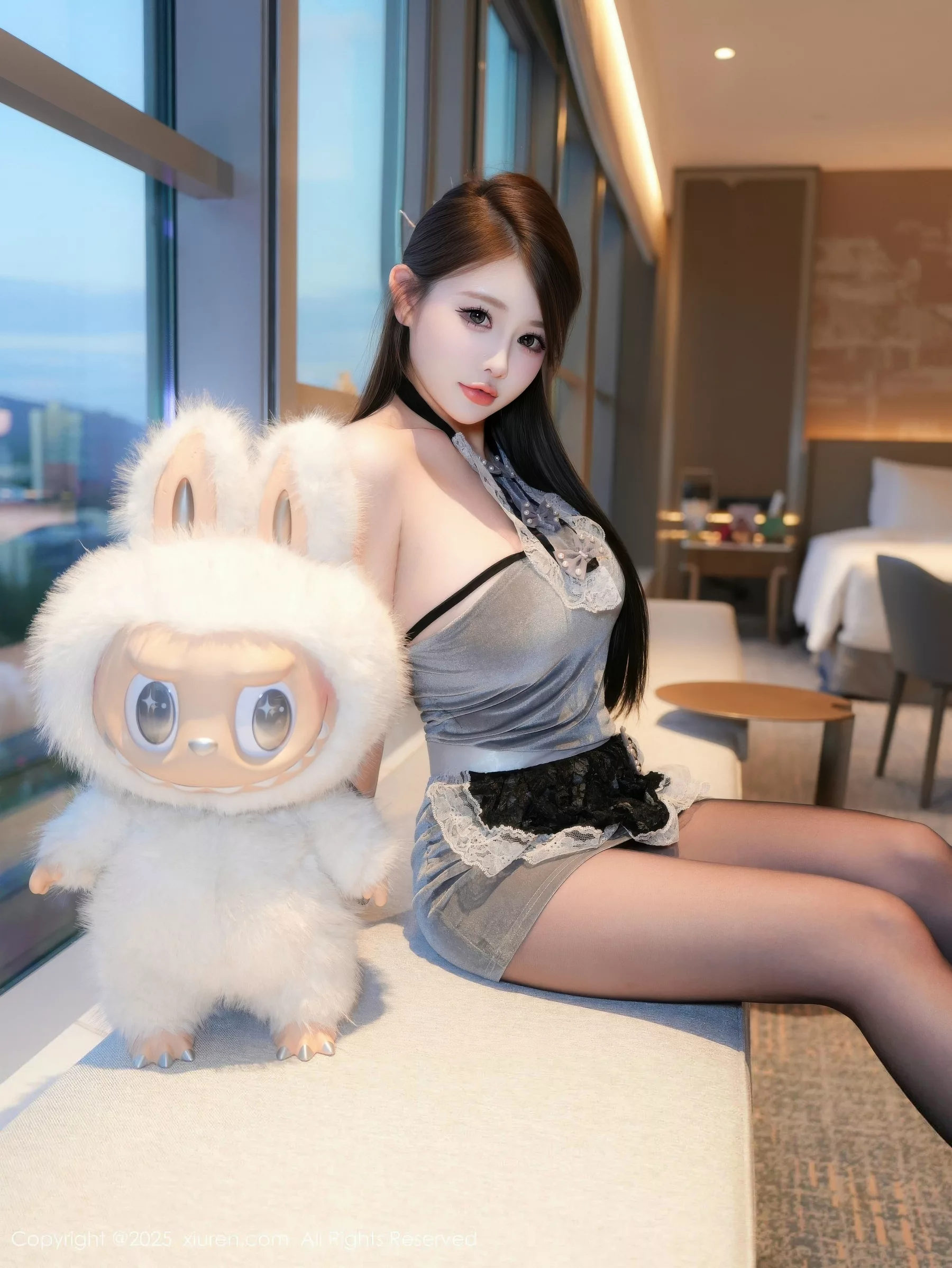 甜妮性感灰色连衣短裙配超薄黑丝秀丰腴身材完美绝美写真 第 10 张