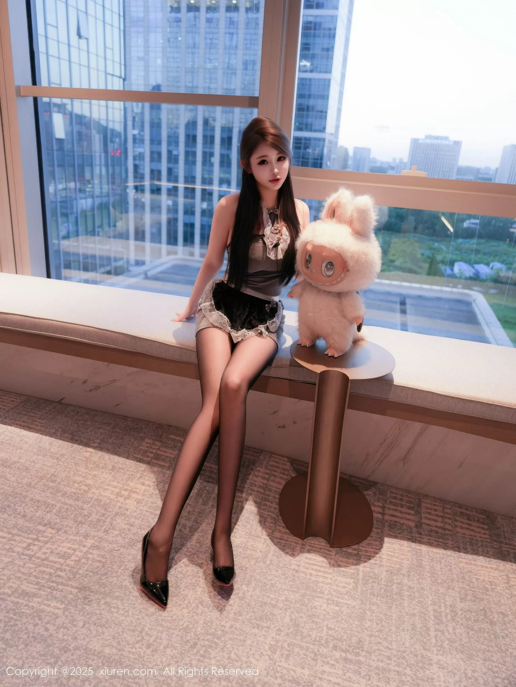 甜妮性感灰色连衣短裙配超薄黑丝秀丰腴身材完美绝美写真 第 16 张