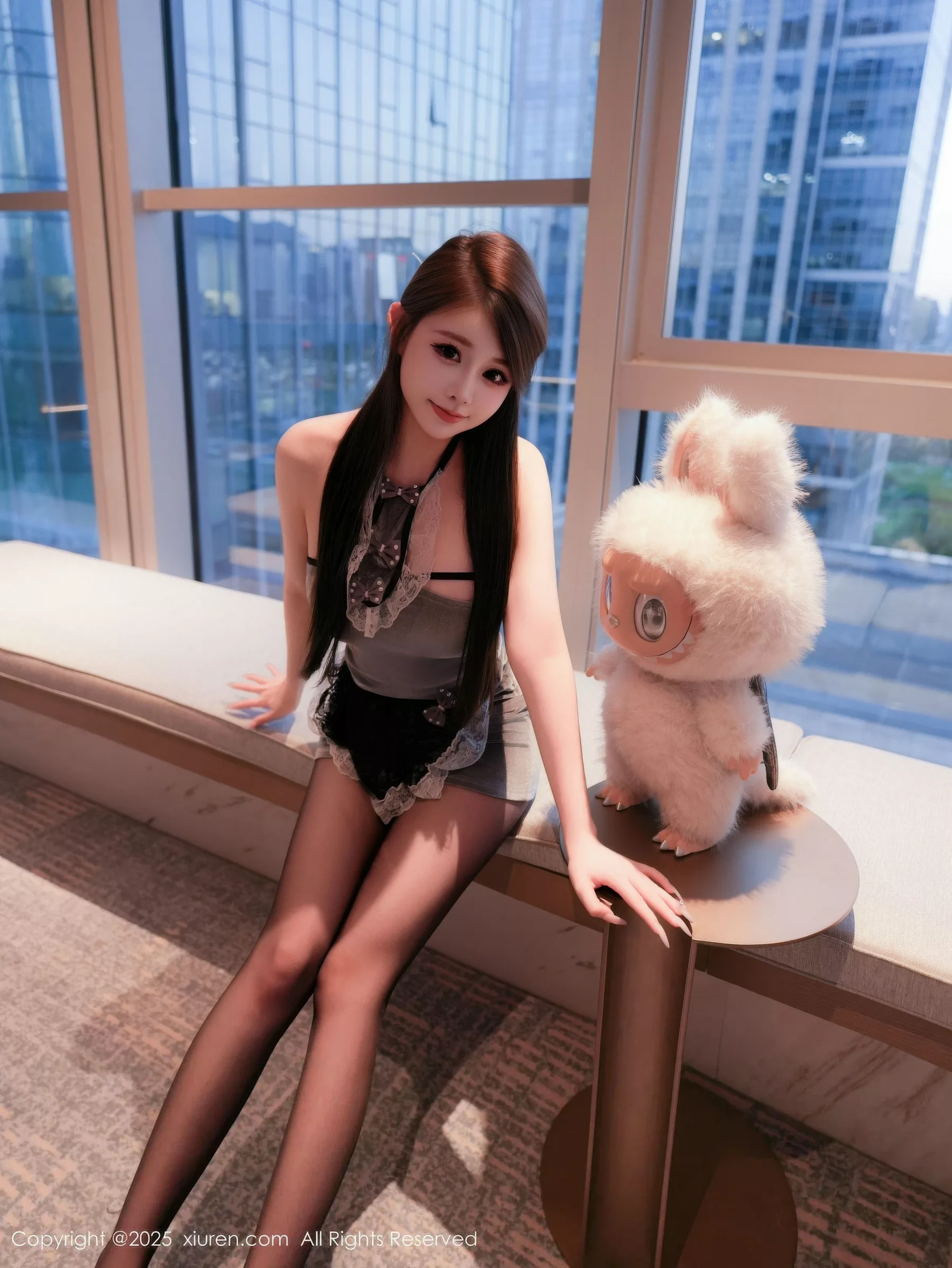 甜妮性感灰色连衣短裙配超薄黑丝秀丰腴身材完美绝美写真 第 19 张